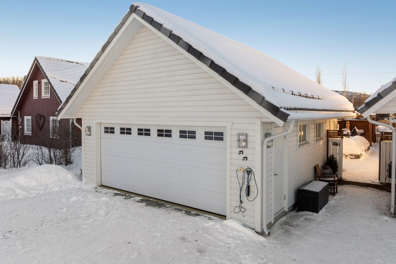 Stor garasje og innkjørsel for parkering av bil. Galleribilde