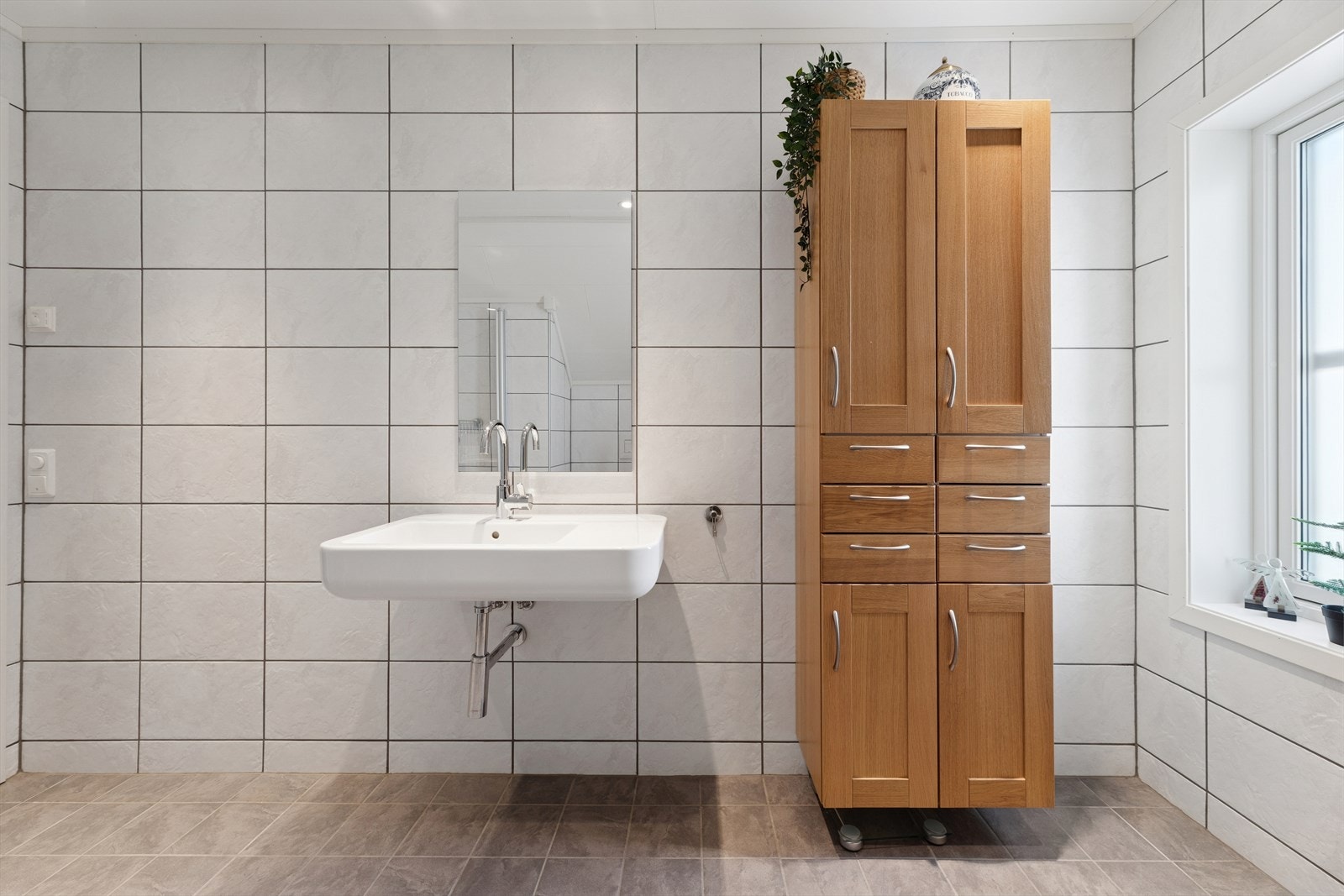 Servantinnredning og høyskap med god oppbevaringsplass. Galleribilde