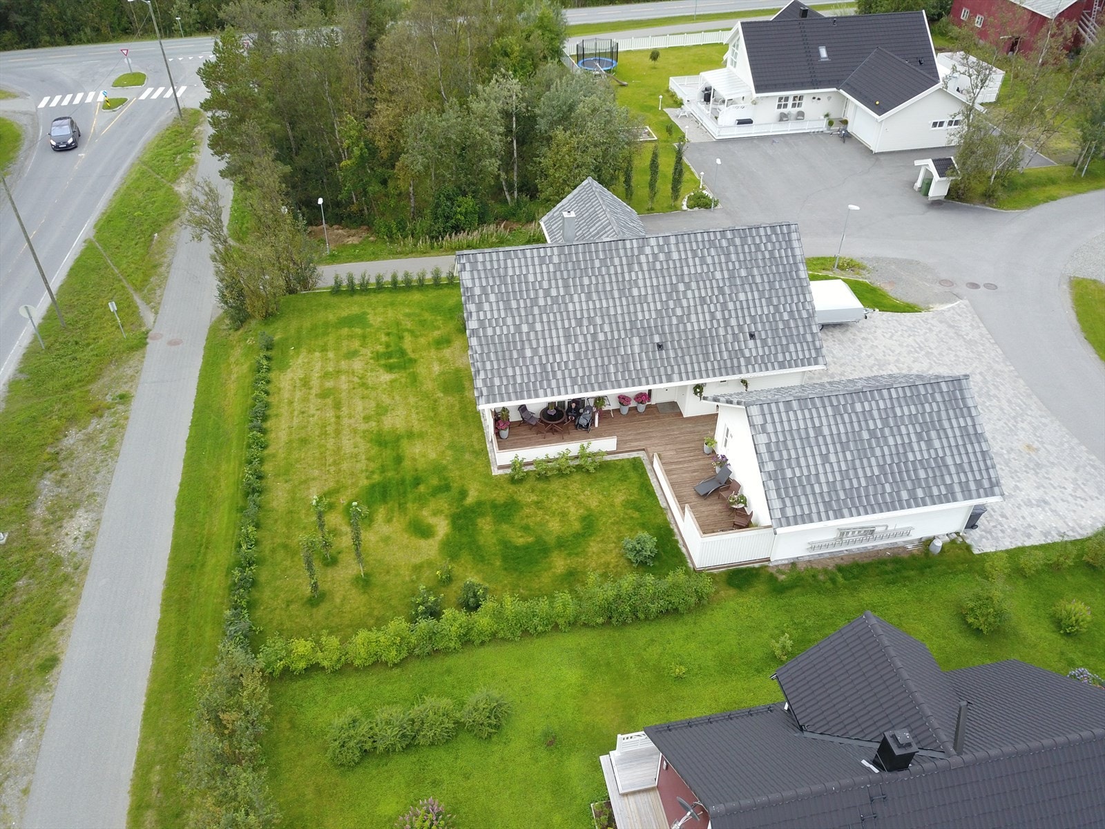 Uteområdene er skjermet med beplantinger og levegger (privatfoto fra 2018) Galleribilde