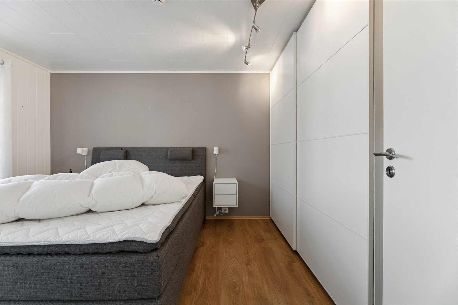 Her er det rikelig med plass for dobbeltseng, nattbord og gode garderobeløsninger. Galleribilde