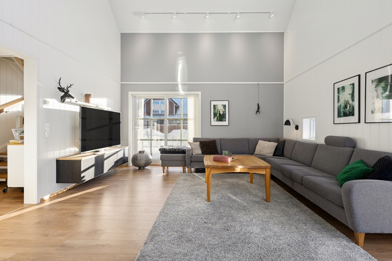 Sofakroken finner fort sin naturlige plass i rommet, og tv-en kan med fordel plasseres mot/på vegg. Galleribilde