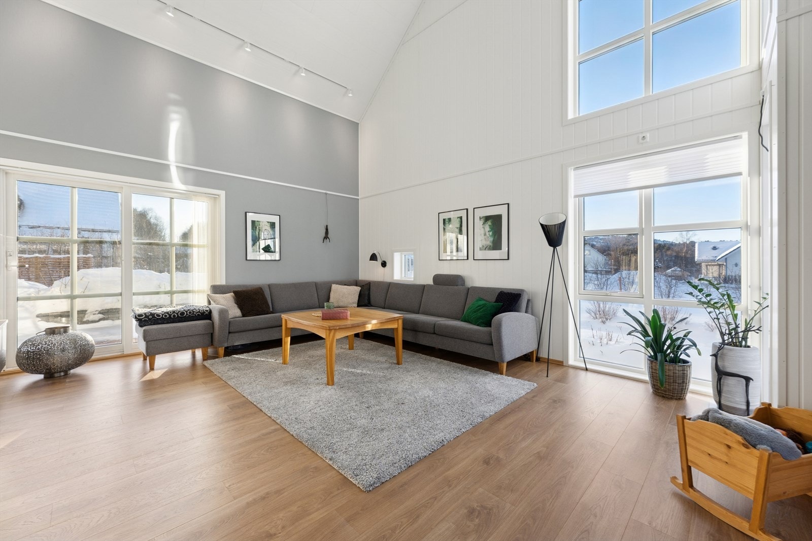 Vi beveger oss videre inn i en lys og innbydende stue. Galleribilde