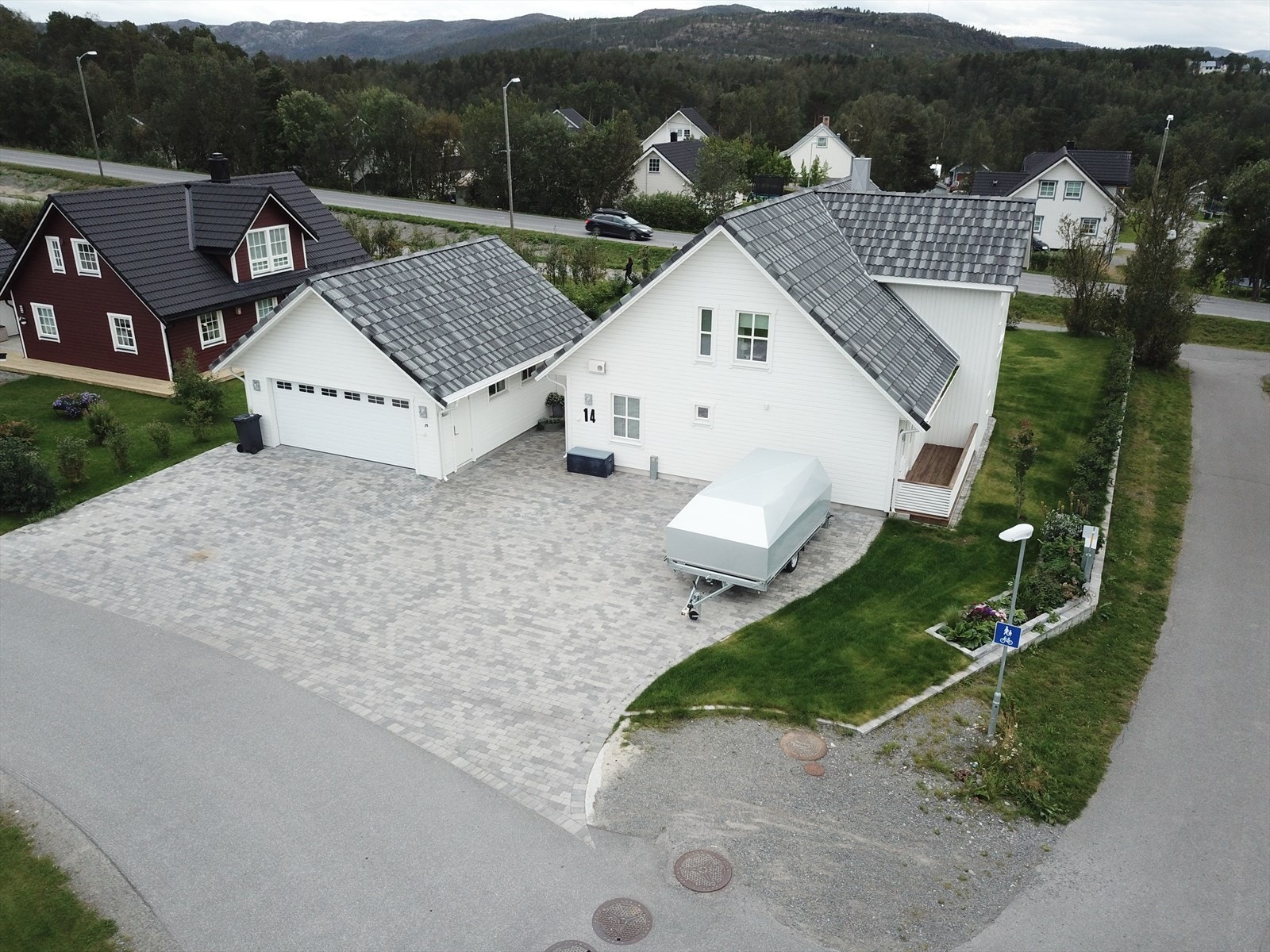 Velholdt enebolig og uteområder. (privatfoto) Galleribilde