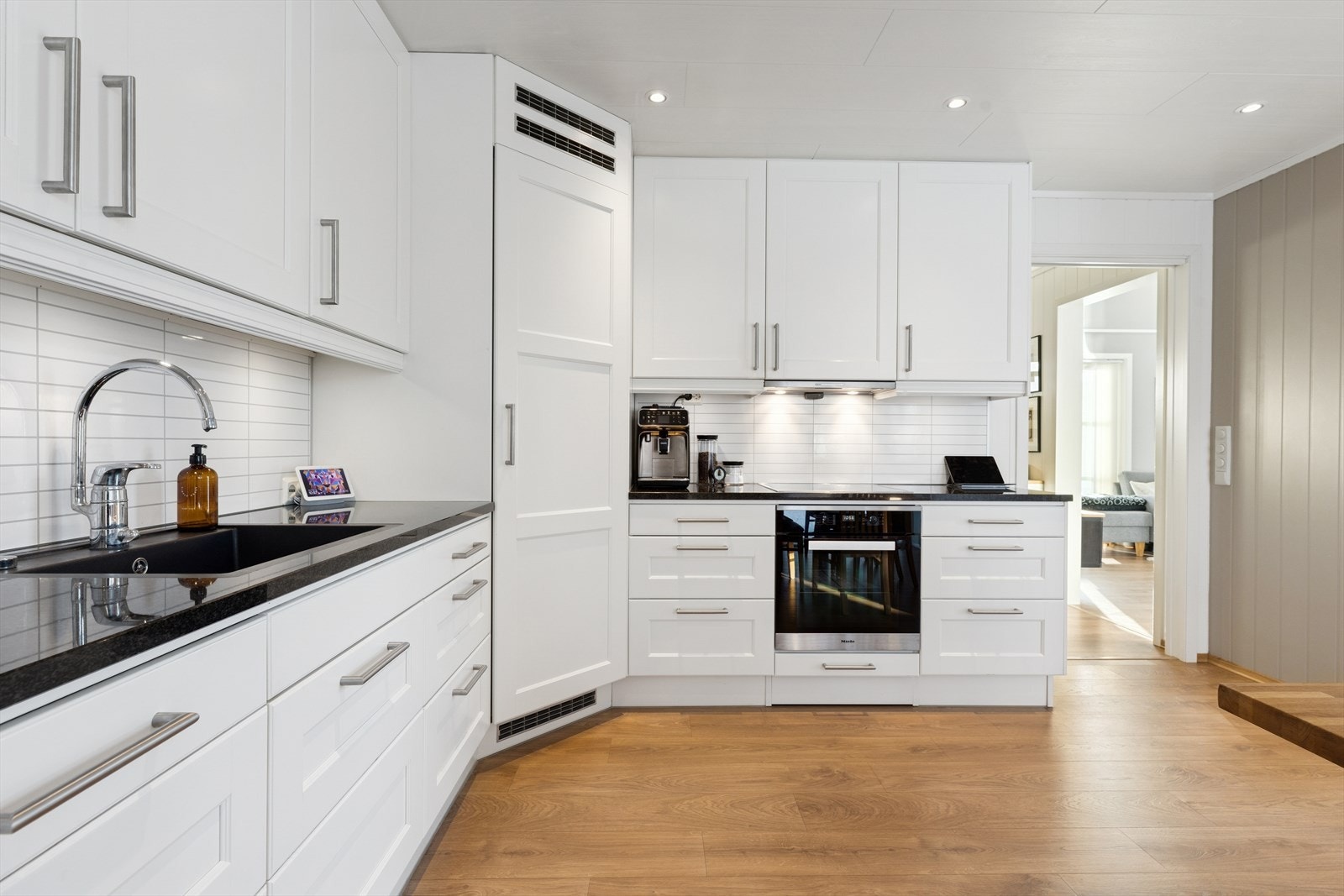 Integrerte hvitevarer som stekeovn, platetopp, oppvaskmaskin, micro og kjøl/frys. Galleribilde