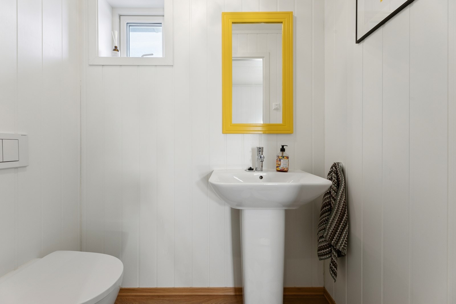 WC-rom med vegghengt toalett og servantinnredning. Adkomst fra entré. Galleribilde