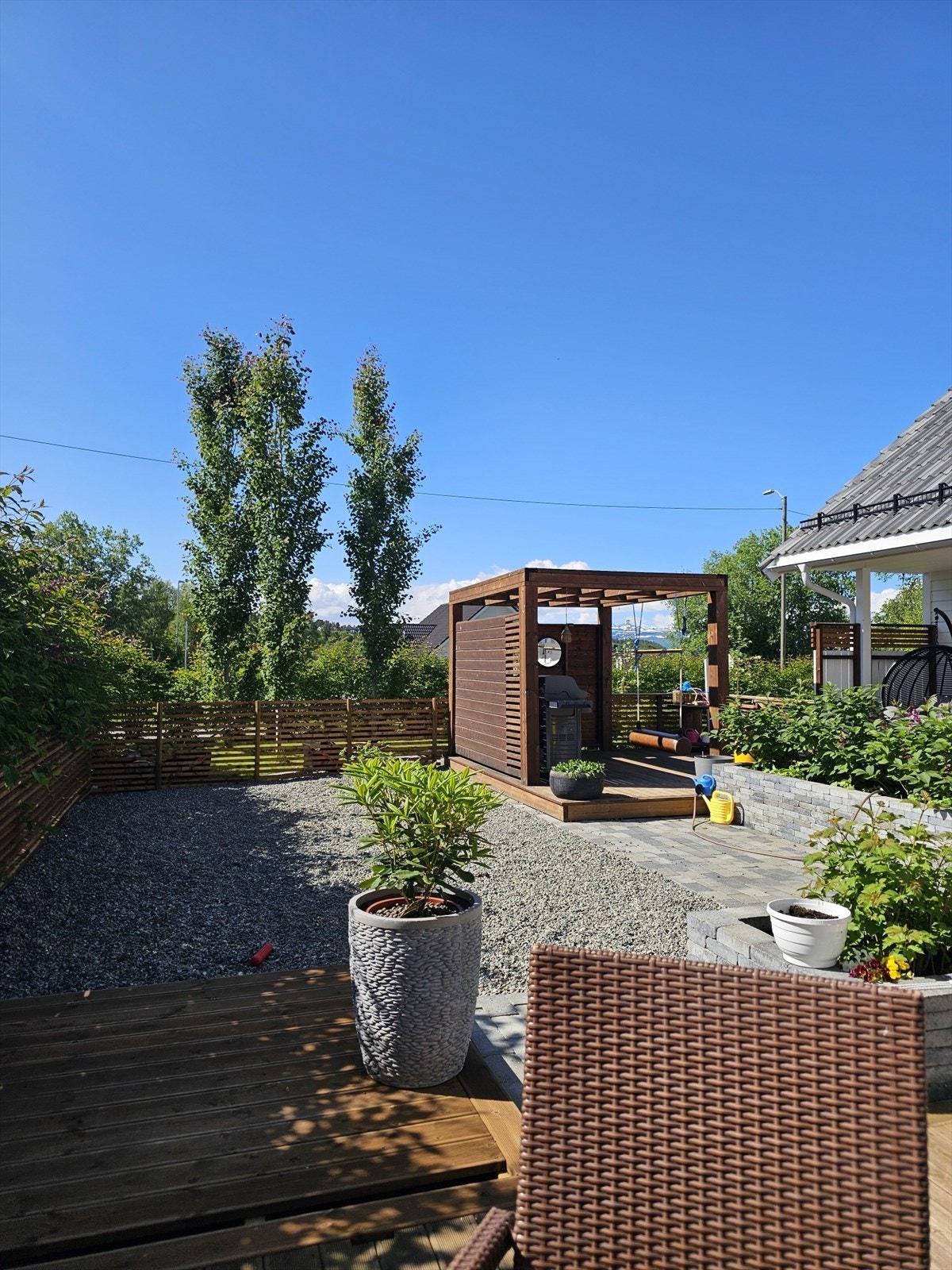 Uteområdene er pent opparbeidet med bla. belegningsstein, platter, bed og planter. (privatfoto) Galleribilde