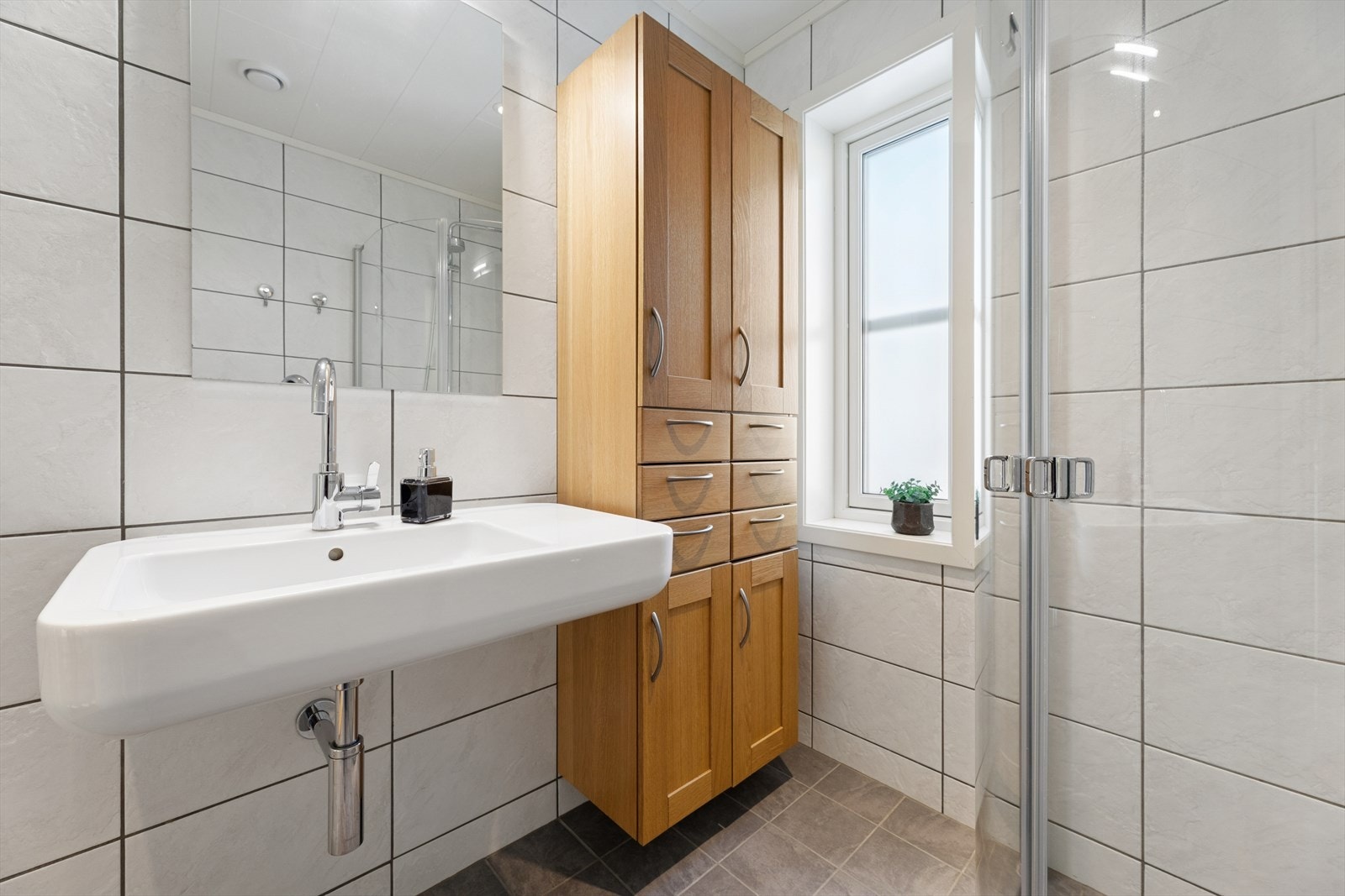 Badet har også vegghengt toalett. Varmekablene i gulvet gir en lun og god følelse i det en entrer rommet. Galleribilde