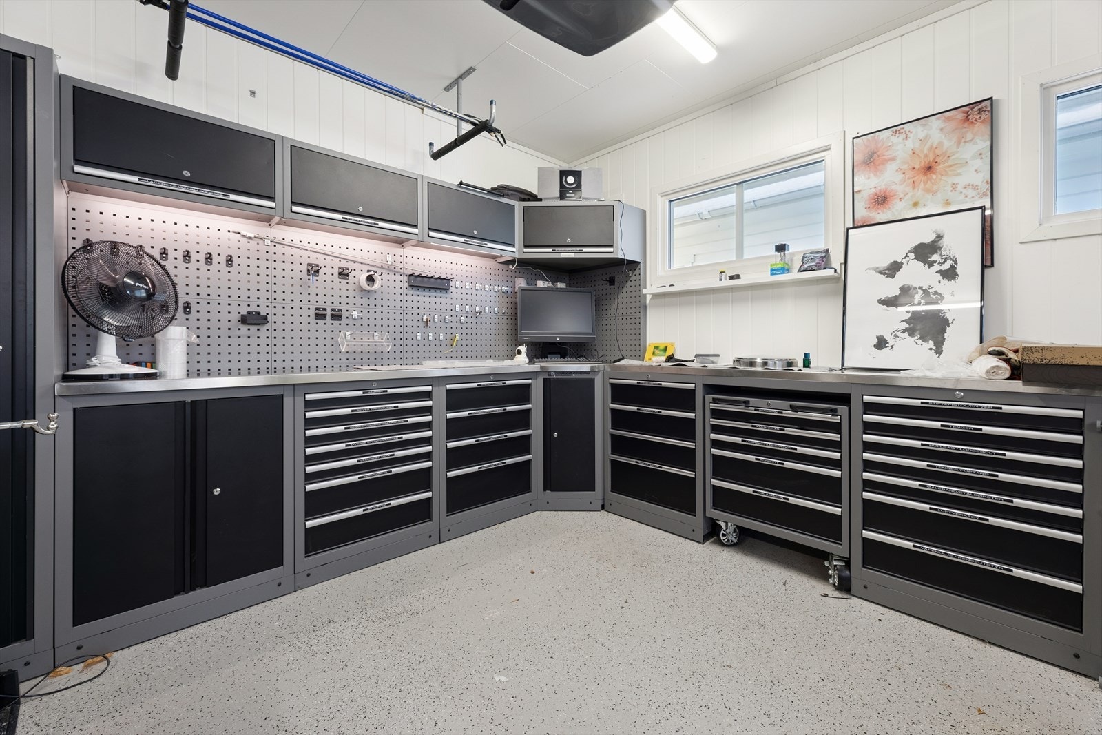 Ditt eget verksted! Her holder en enkelt orden på verktøyet. Galleribilde