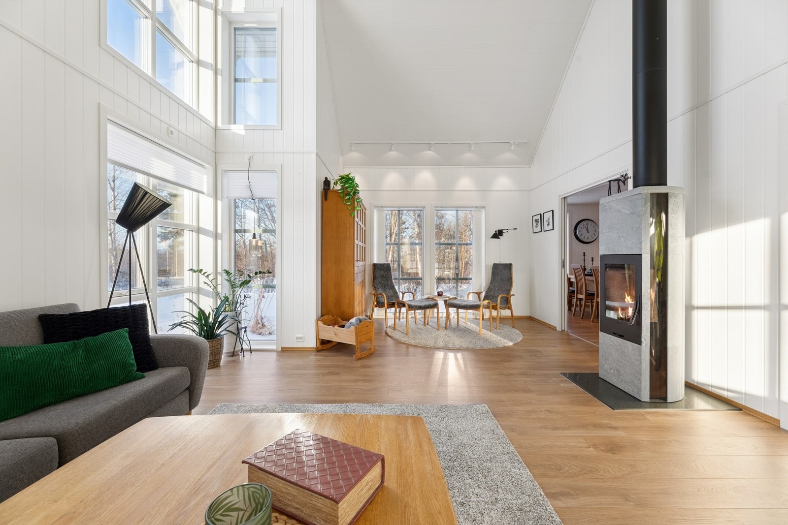 Peisovnen er selve hjertet i rommet og bidrar til å varme opp både rom og stemning. Galleribilde