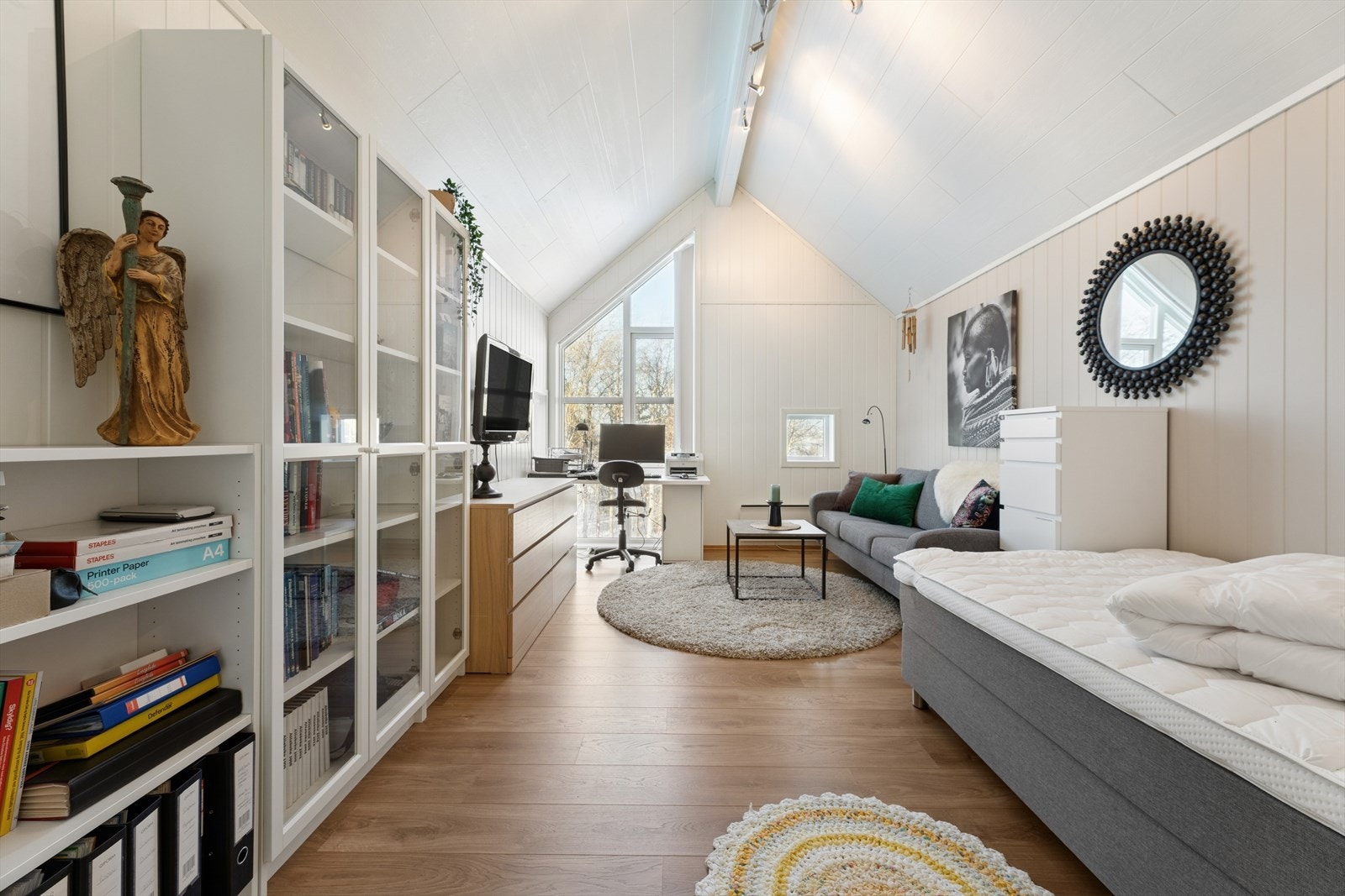 Romslig soverom i loftsetasjen. Her er det rikelig med plass for seng, garderobe og annet en måtte ønske. Galleribilde