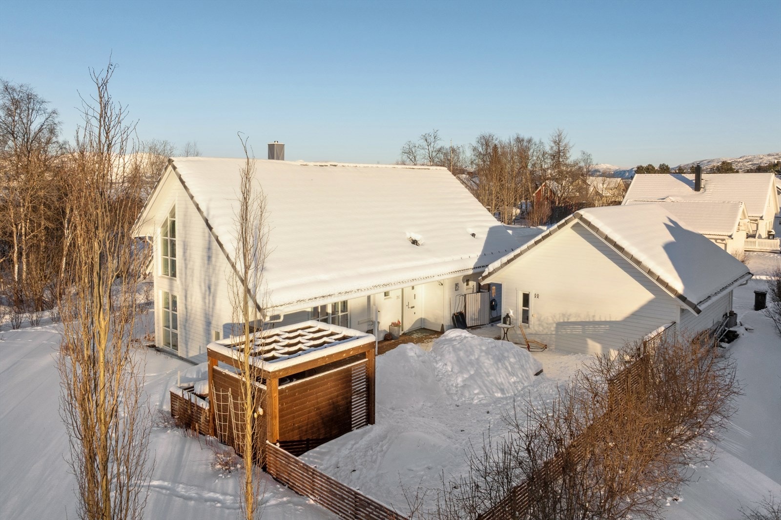 Solrikt og usjenert uteområde som innbyr til hygge. Galleribilde