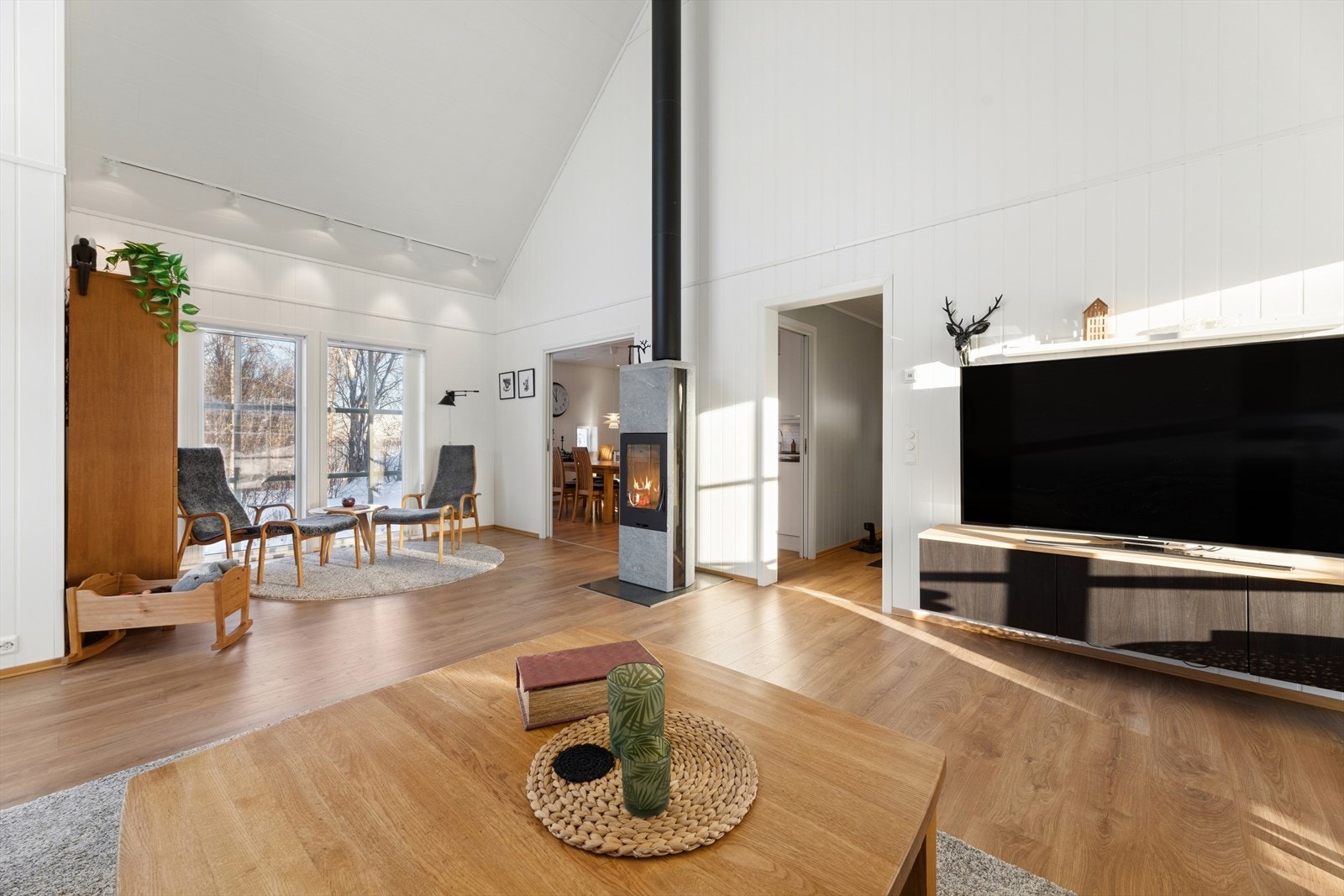 Generøs takhøyde skaper en luftig og god atmosfære. Galleribilde