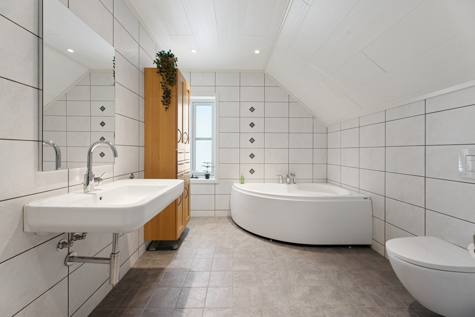 Badet i loftsetasjen er også flislagt og har behagelige varmekabler i gulv. Galleribilde