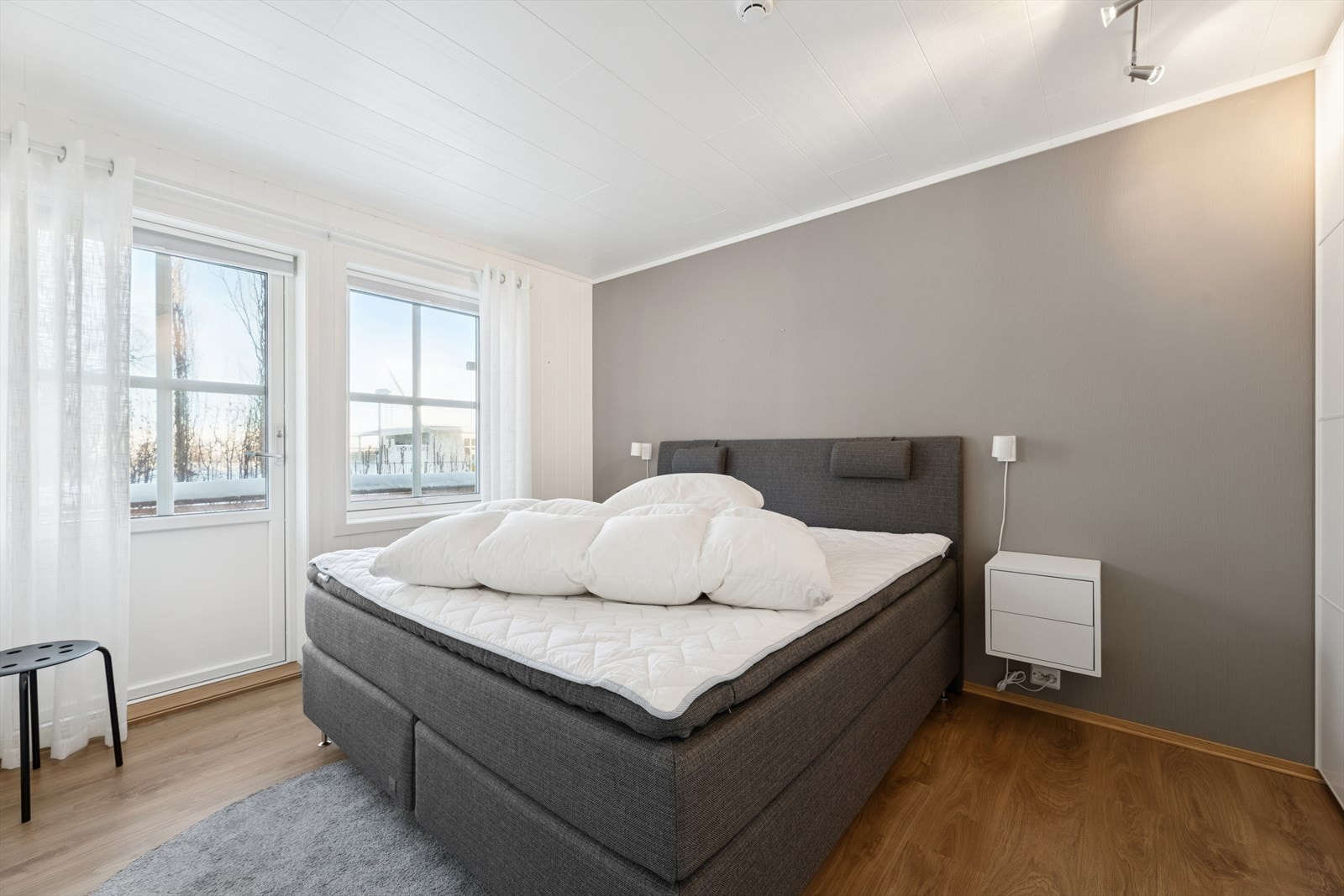 Hovedsoverommet er plassert i første etasje og har videre utgang til balkong. Galleribilde