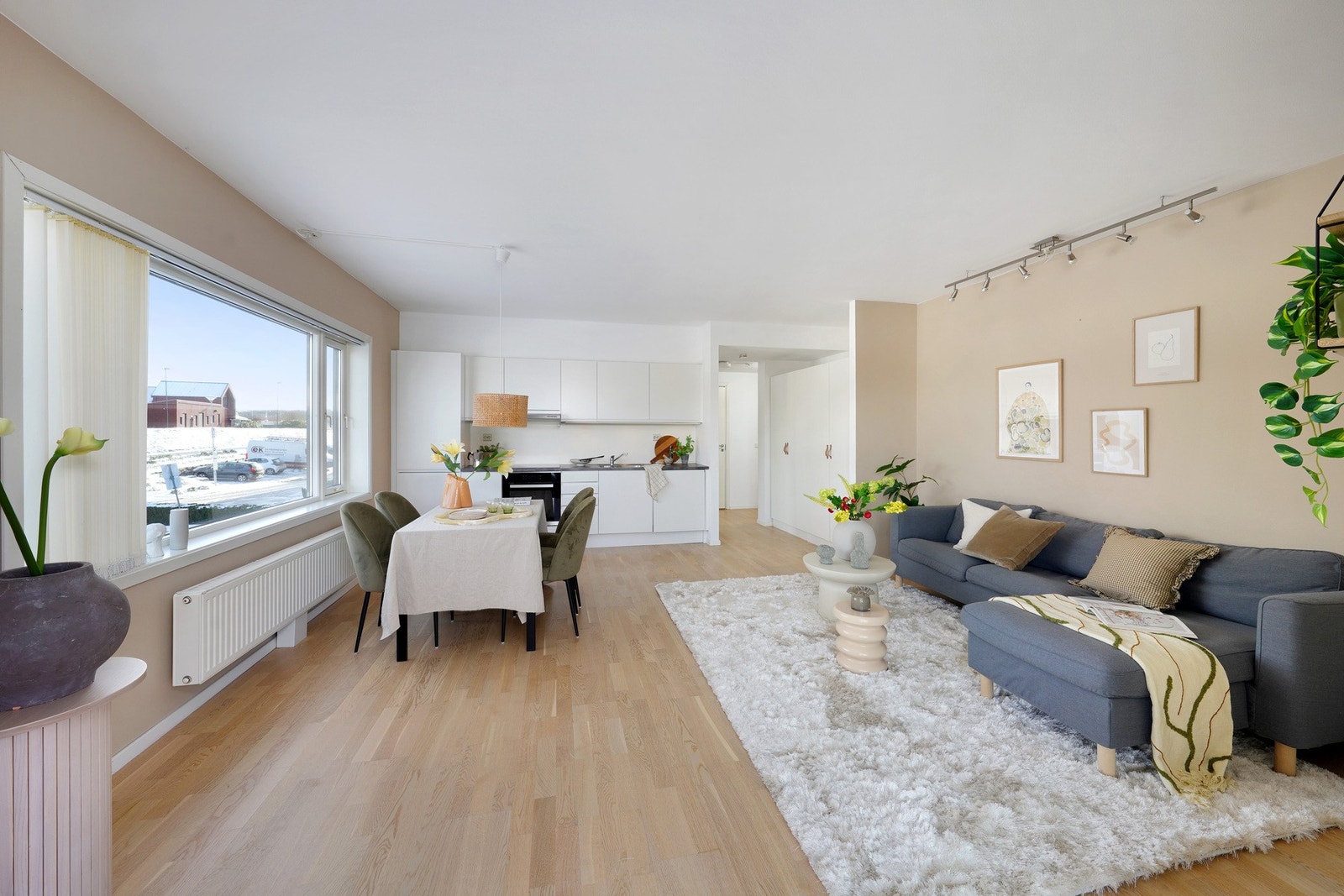 Åpen og lys stue med god plass til både sofa og spisebord. Galleribilde
