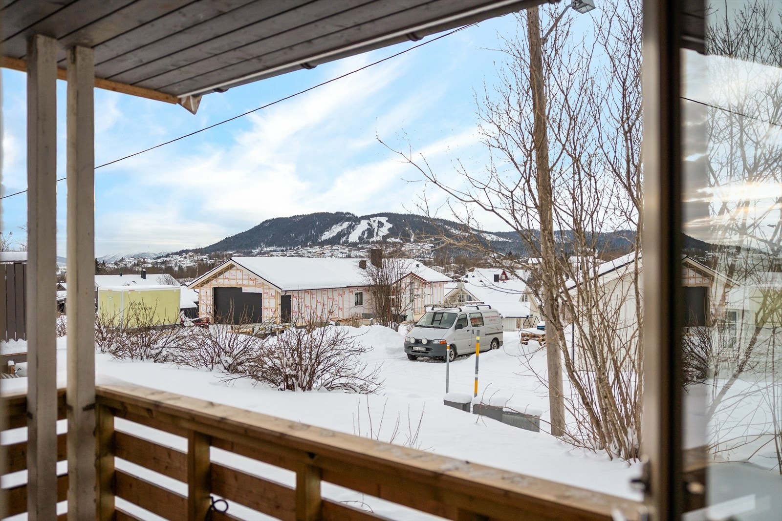Fra stuen er det utgang til en flott overbygget balkong. Galleribilde