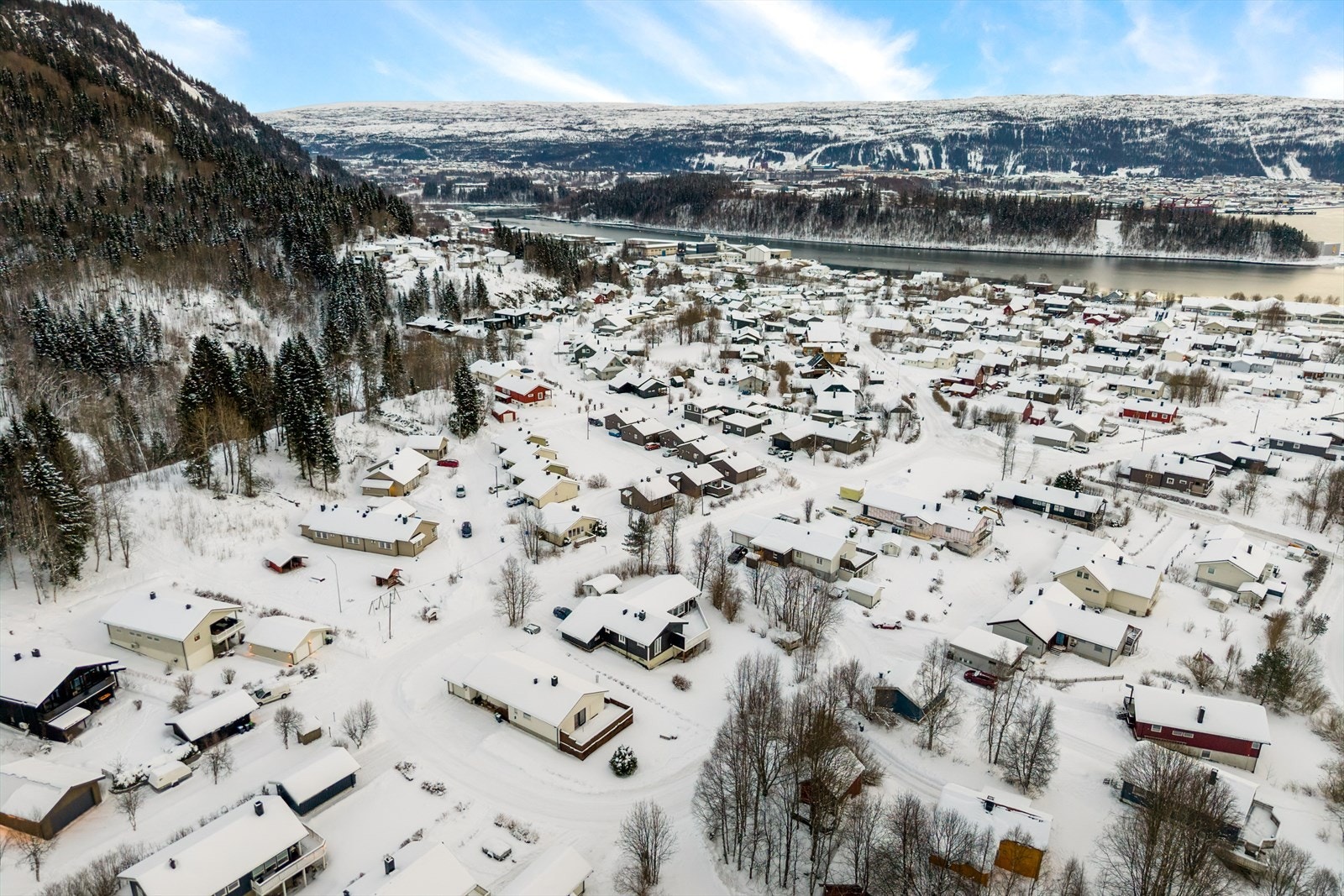 For den aktive er beliggenheten midt i blinken. Skillevollen idrettspark ligger like i nærheten og kan friste med alpinsenter, hoppbakker, skiskytterarena og lysløype. Galleribilde