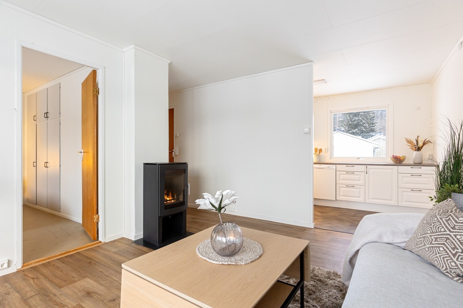 Stue/kjøkken i delvis åpen løsning. Galleribilde