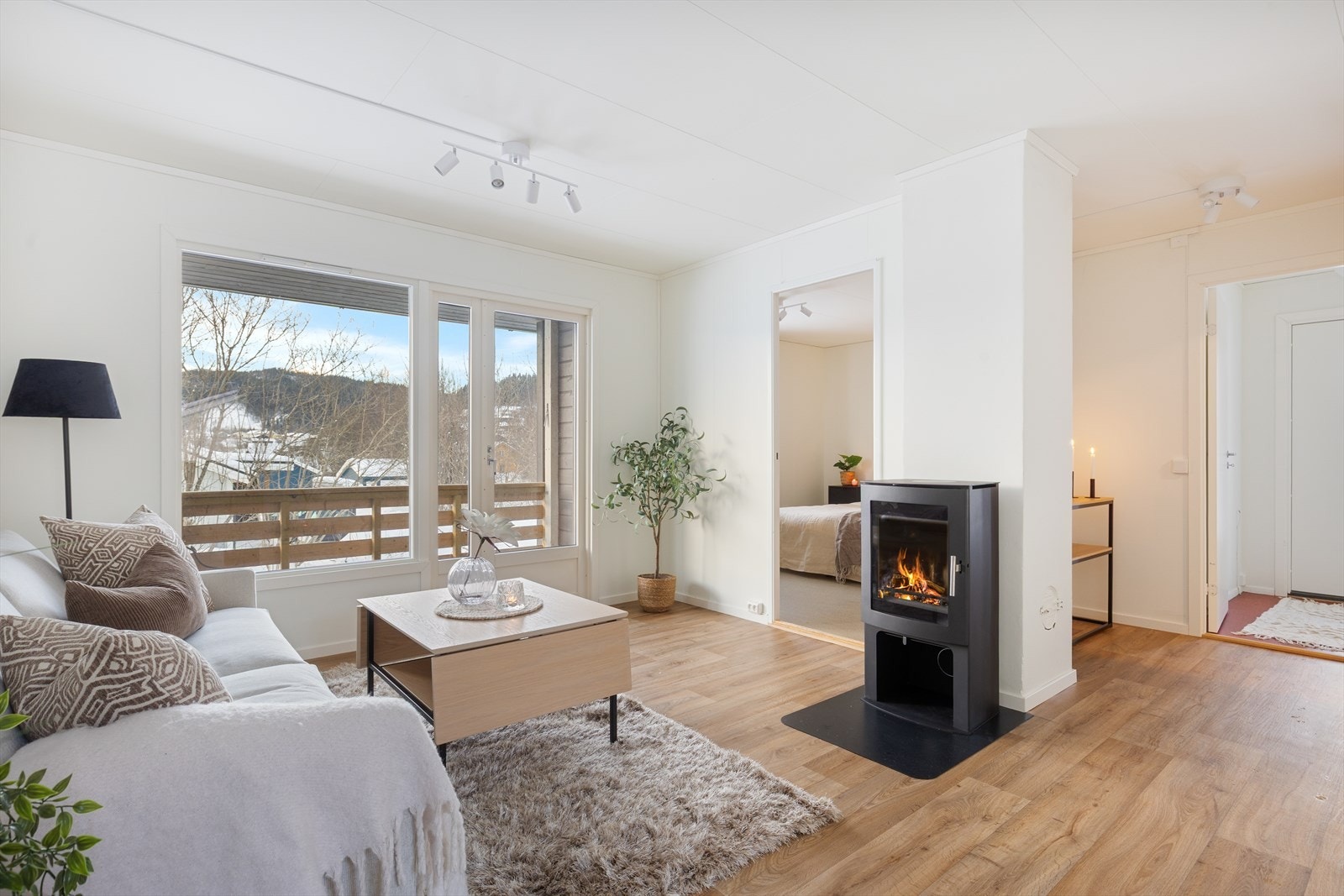 Peisovnen er selve hjertet i rommet og bidrar til å varme opp både rom og stemning. Galleribilde