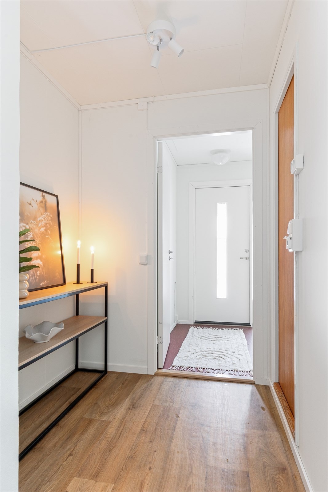 Lys entré og gang med plass for garderobe- og opphengsløsninger. Galleribilde