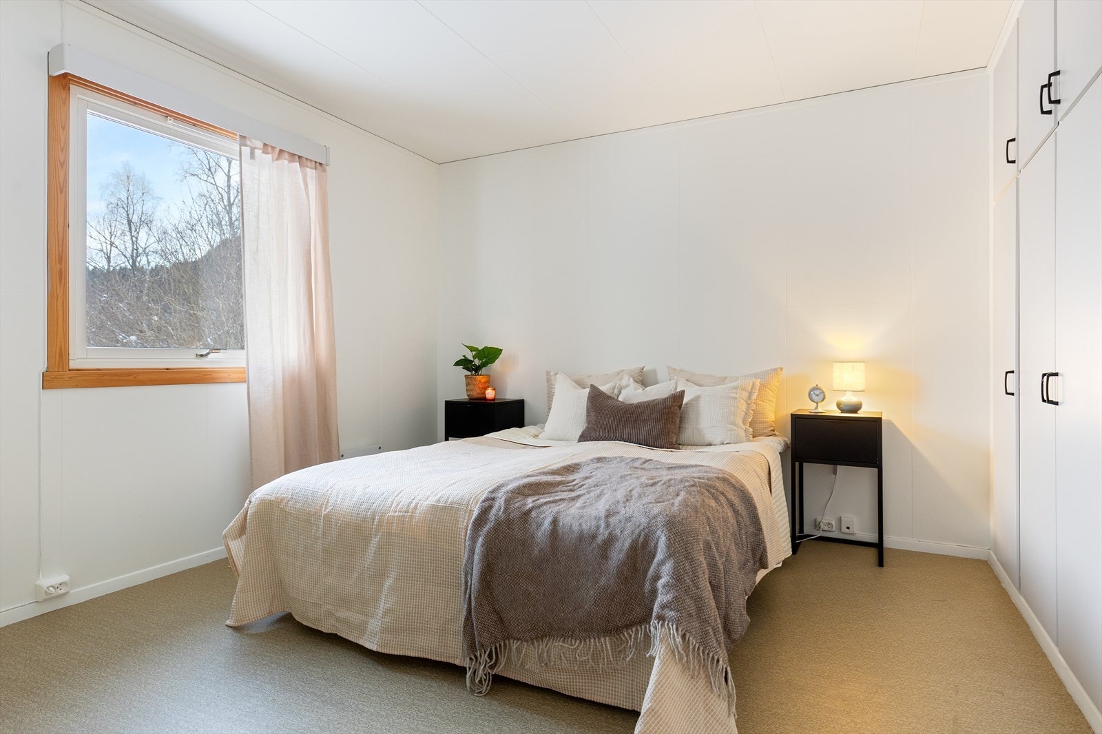 Her er det god plass for dobbeltseng, nattbord og gode garderobeløsninger. Galleribilde