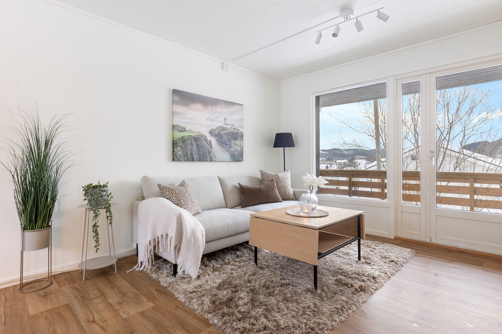 Lys og koselig stue med gode vindusflater. Galleribilde