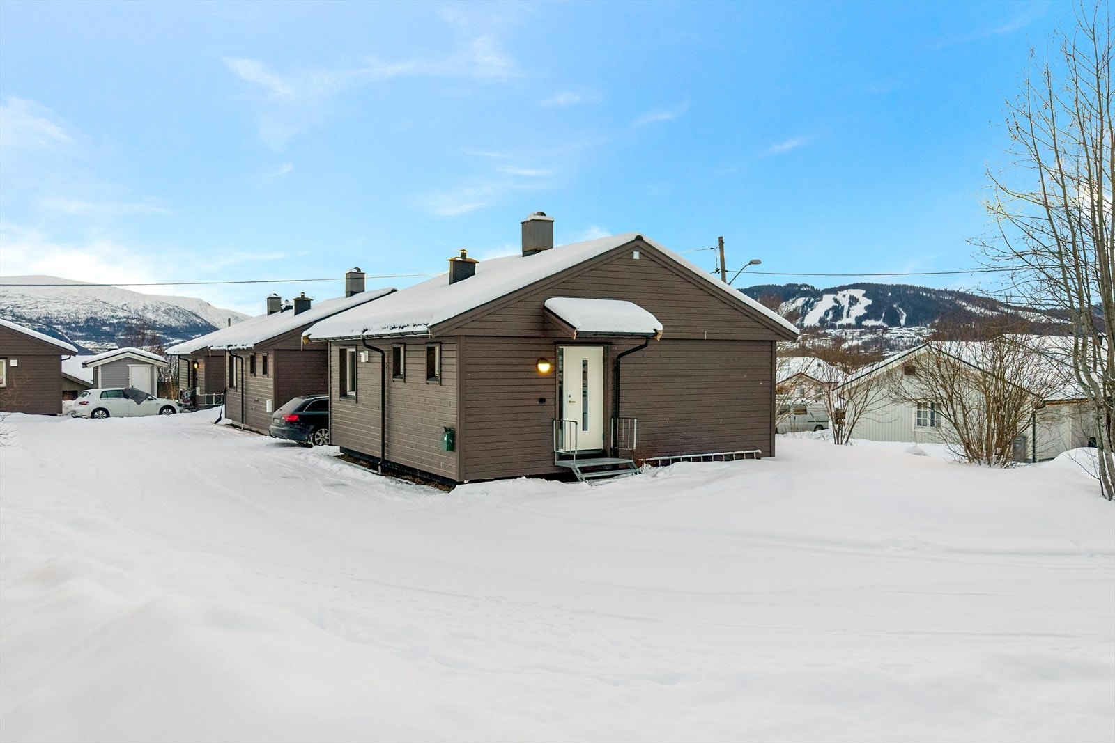 Koselig enebolig i veletablert og rolig område. Ytre vedlikehold er borettslagets ansvar. Galleribilde