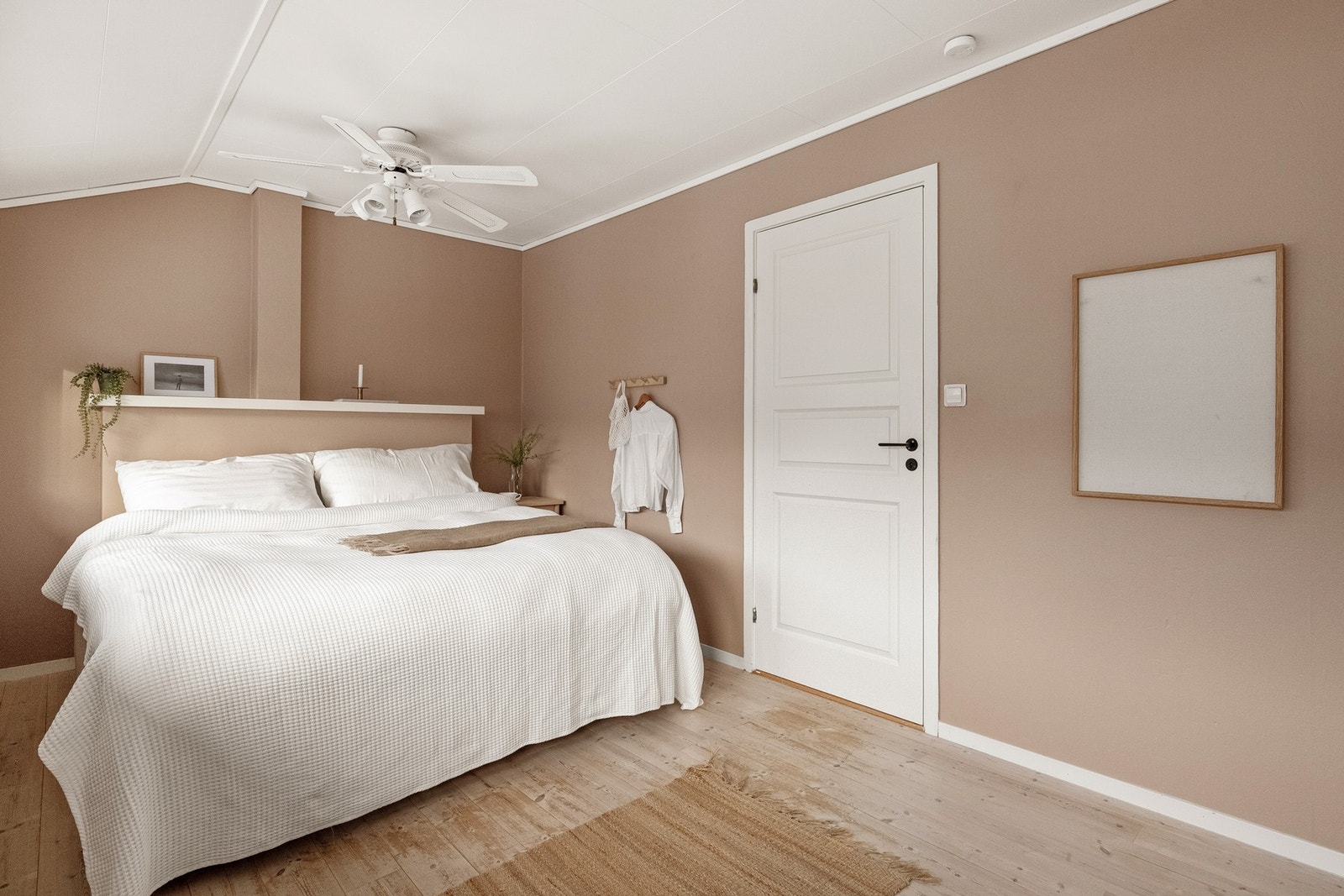 På soverommet er det en romslig garderobe og god plass til dobbeltseng og tilhørende møblement. Galleribilde