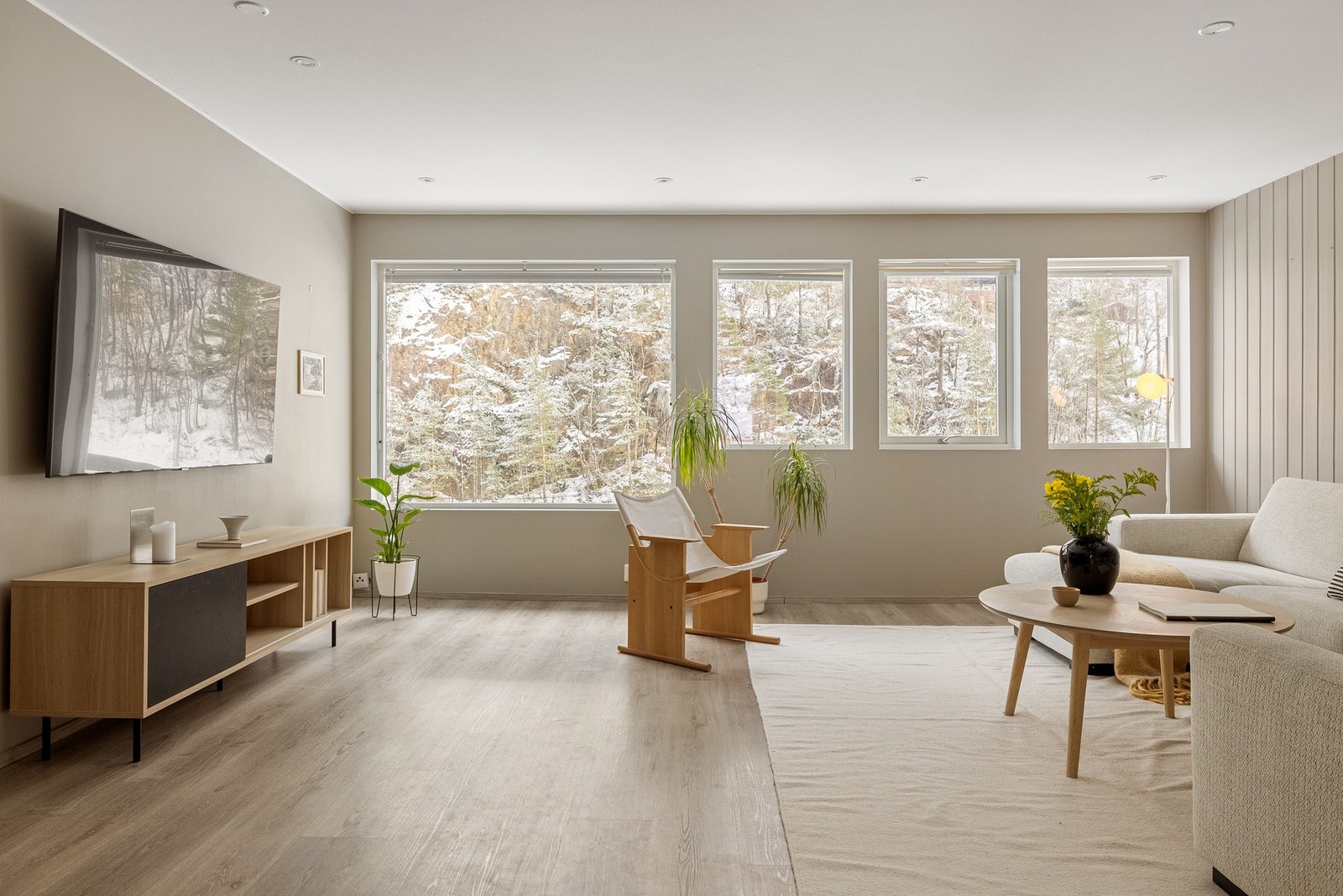 Store vindusflater i stuen som gir godt med naturlig lysinnslipp. Galleribilde