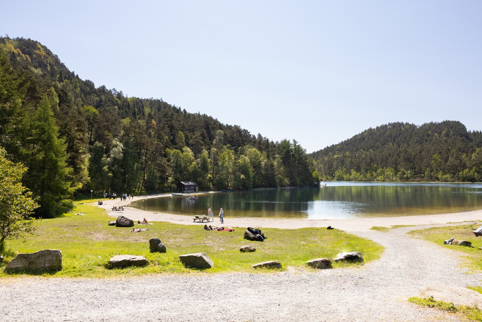 Fra boligen er det kort spasertur til badeplassen Tennebekken badeplass og fine turstier i Kanadaskogen. Galleribilde