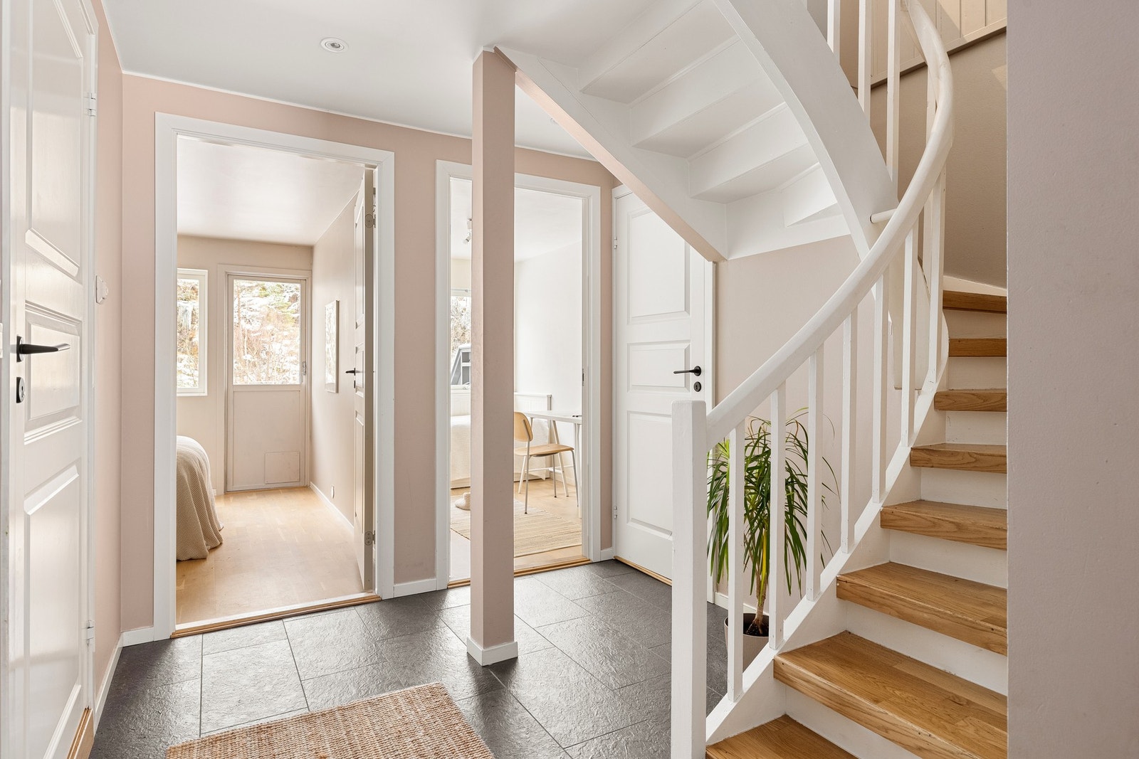 Vi beveger oss ned i 1. etasje. Galleribilde