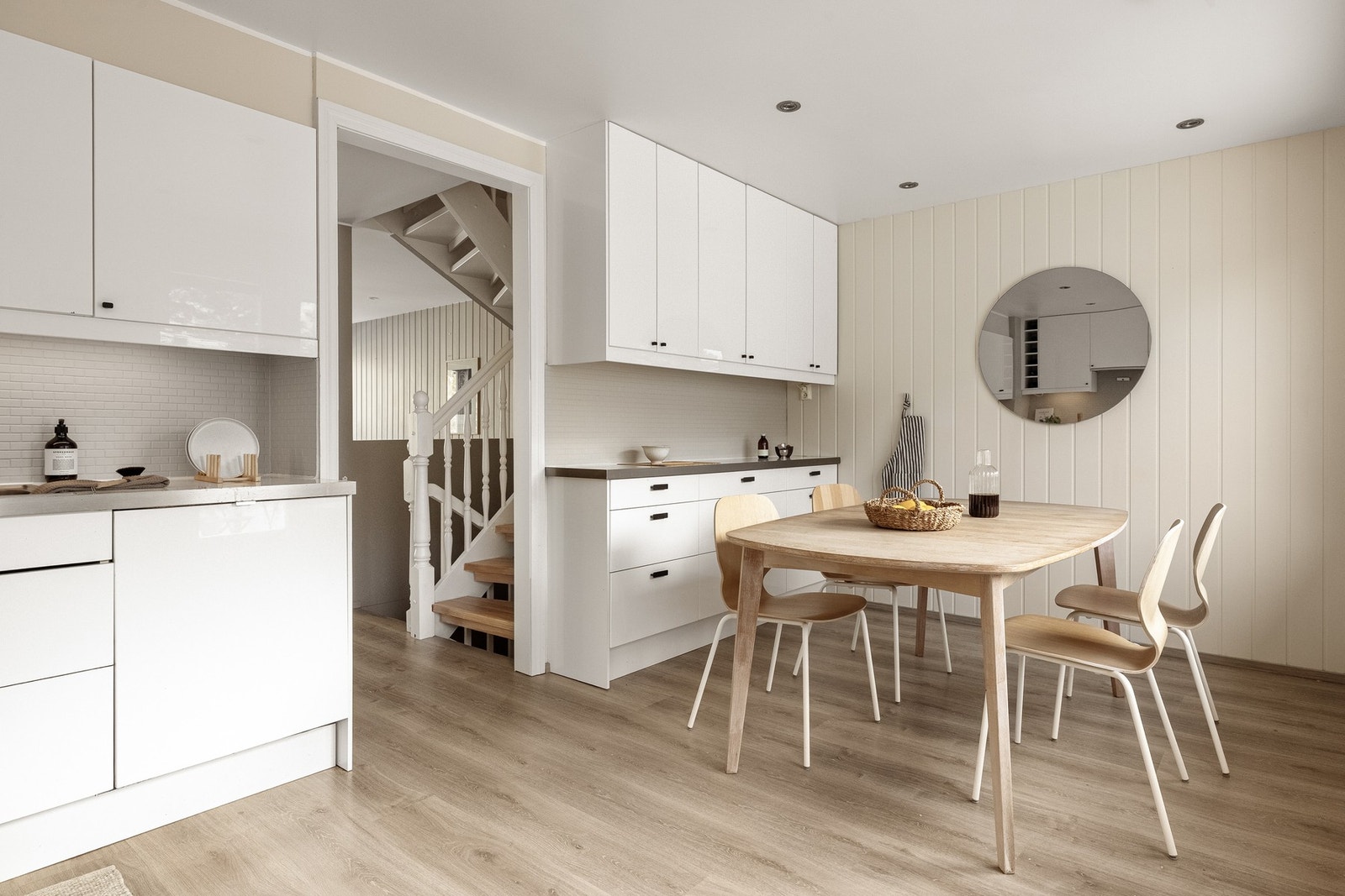 Det er god med skap- og benkeplass på kjøkkenet. Galleribilde