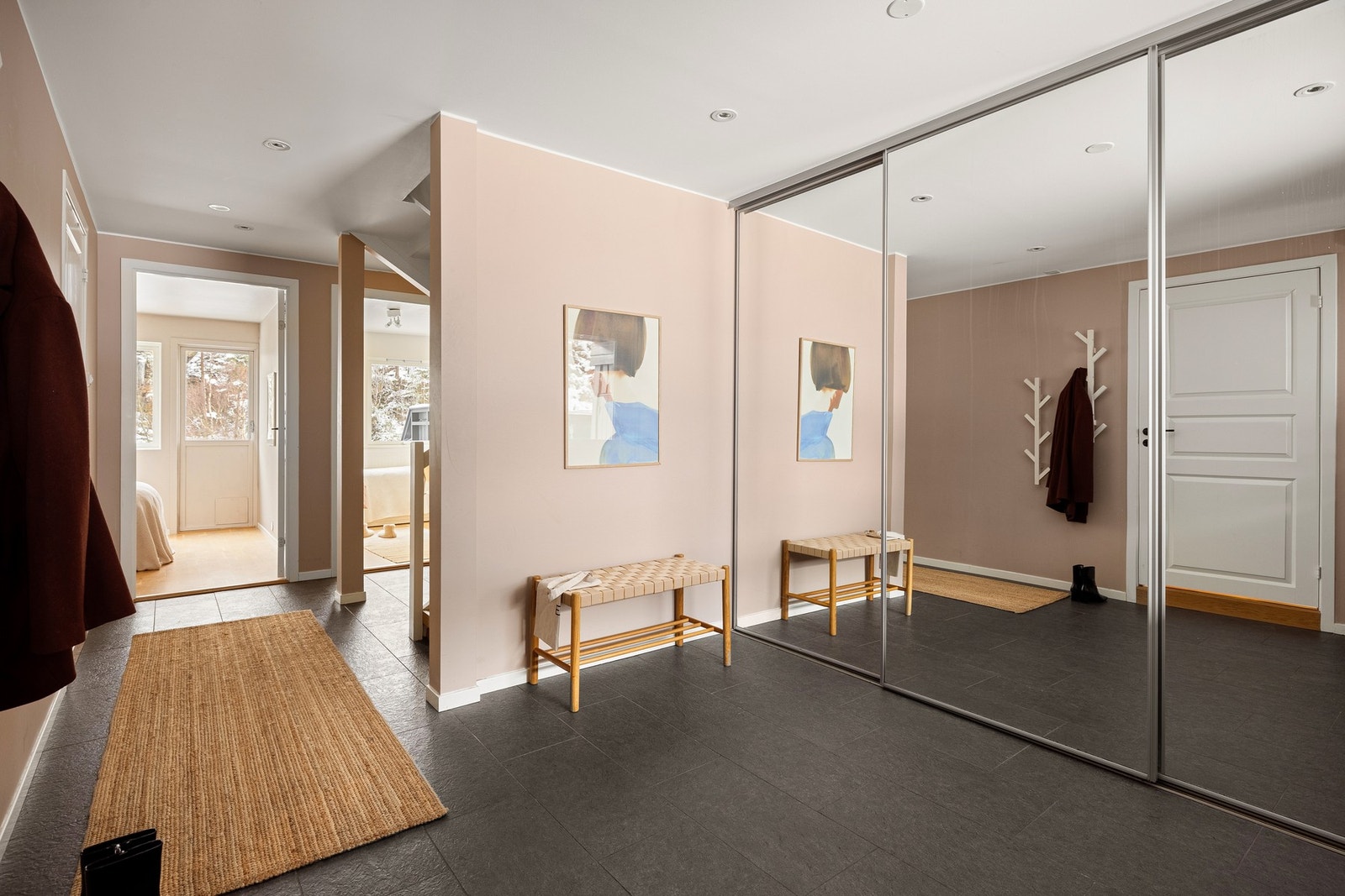 Romslig og innbydende entré på 16 kvm med stor skyvedørsgarderobe. Galleribilde