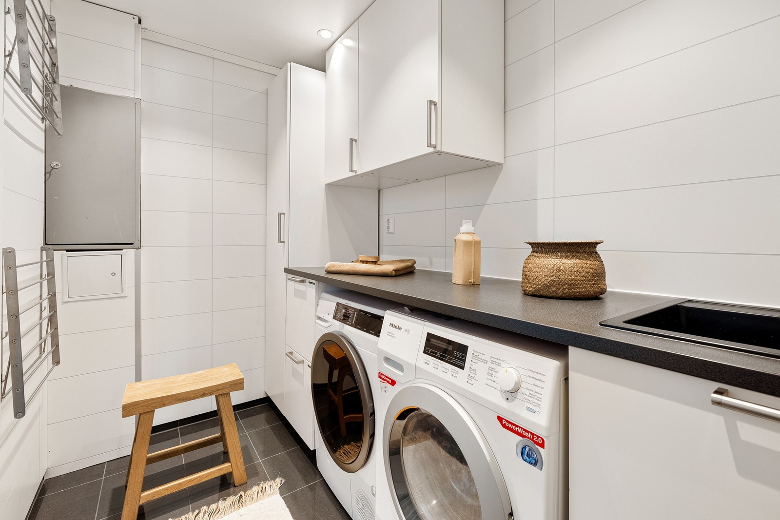 Boligen har eget vaskerom med tilkomst fra entré. Galleribilde