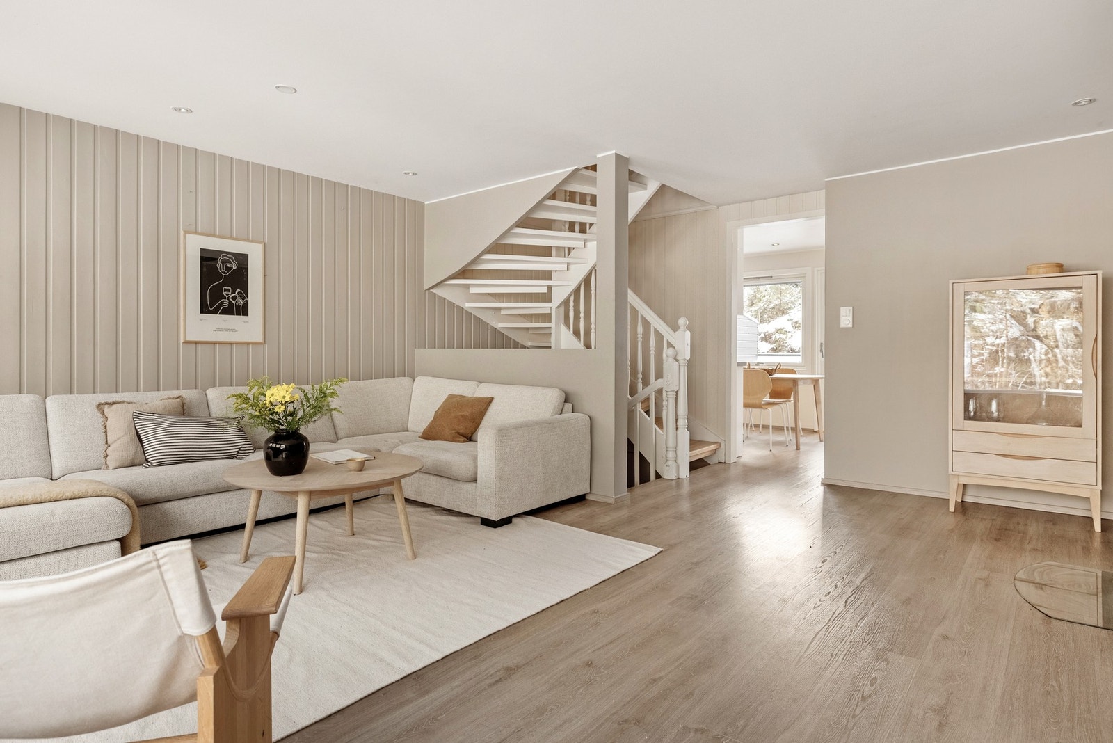 Det er installert luft til luft varmepumpe i stue/trappeoppgang som sørger for en behagelig innetemperatur. Galleribilde