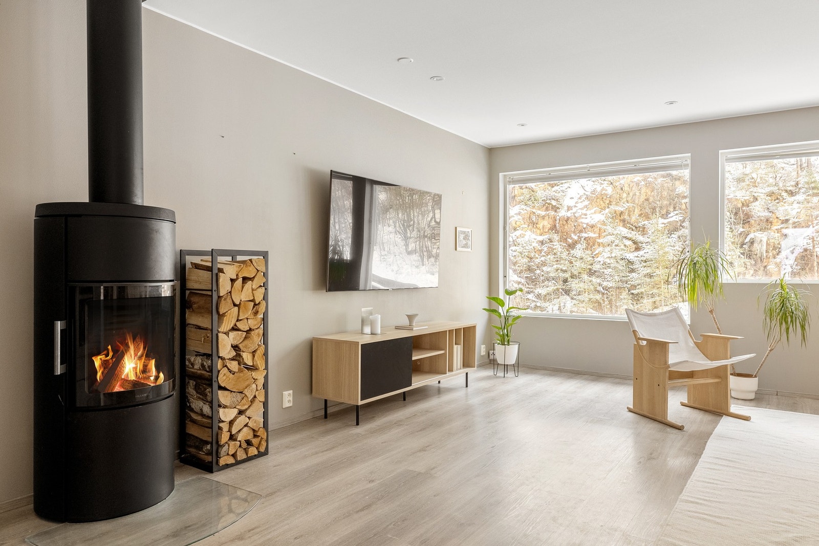 Herlig vedovn i stuen som både skaper hygge og gir god varme på kalde vinterdager. Galleribilde