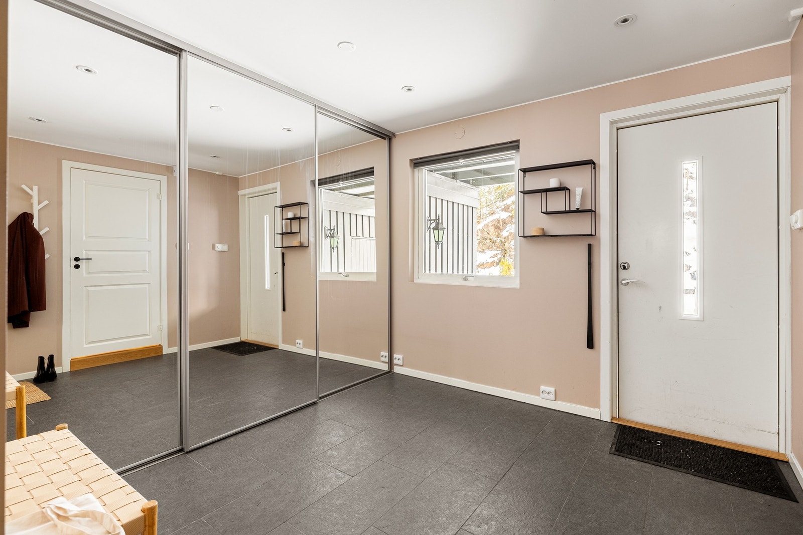 Entréen er flislagt noe som er meget praktisk med småbarn da det tåler mye. Galleribilde