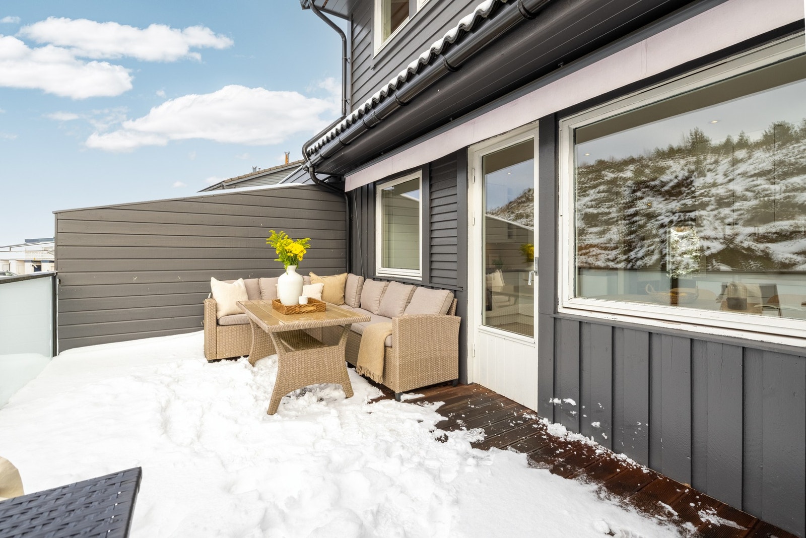 Med direkte tilkomst fra kjøkkenet er det perfekte stedet å spise middagen på sommerstid. Galleribilde