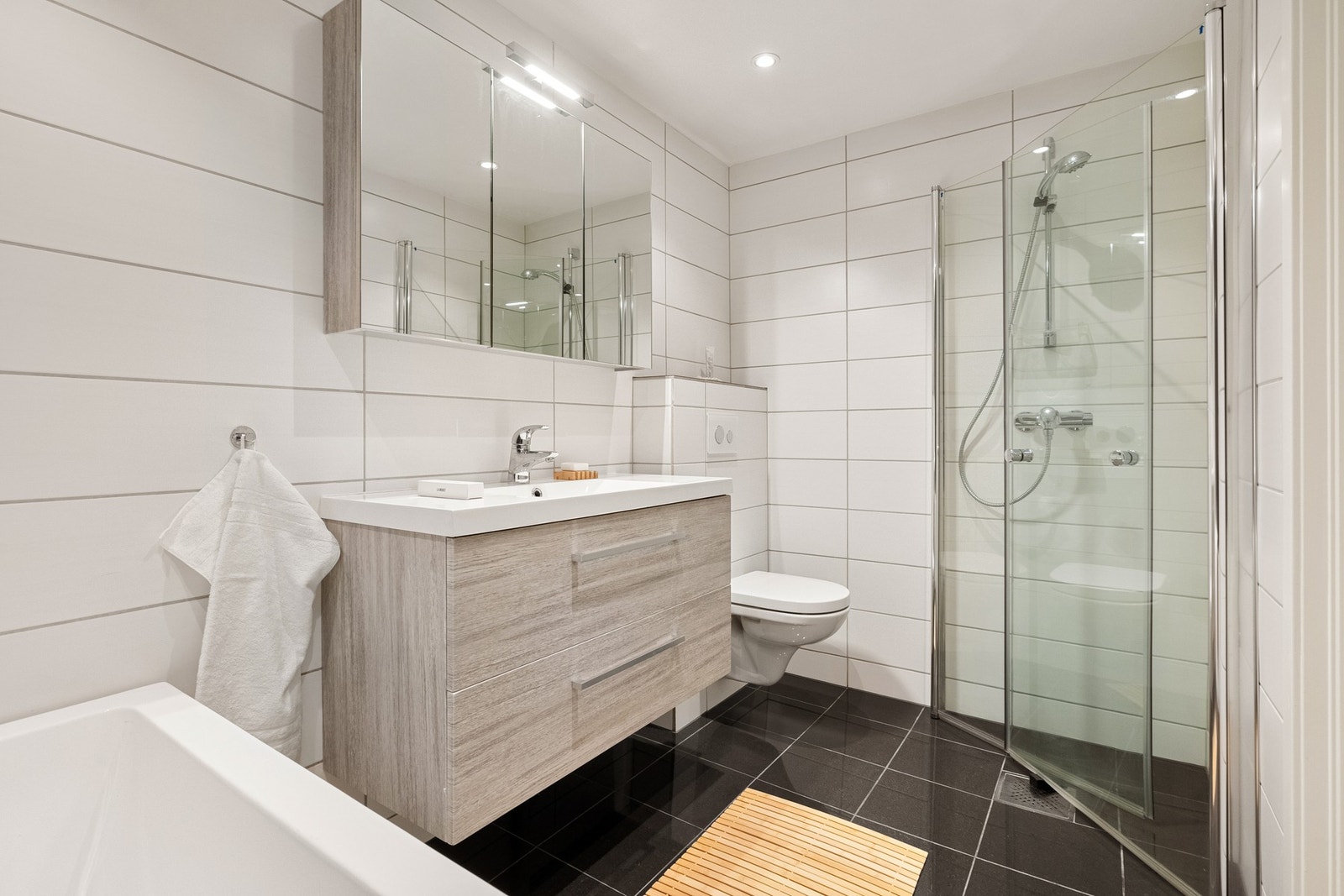 Pent helfliset bad med varme i gulv. Galleribilde