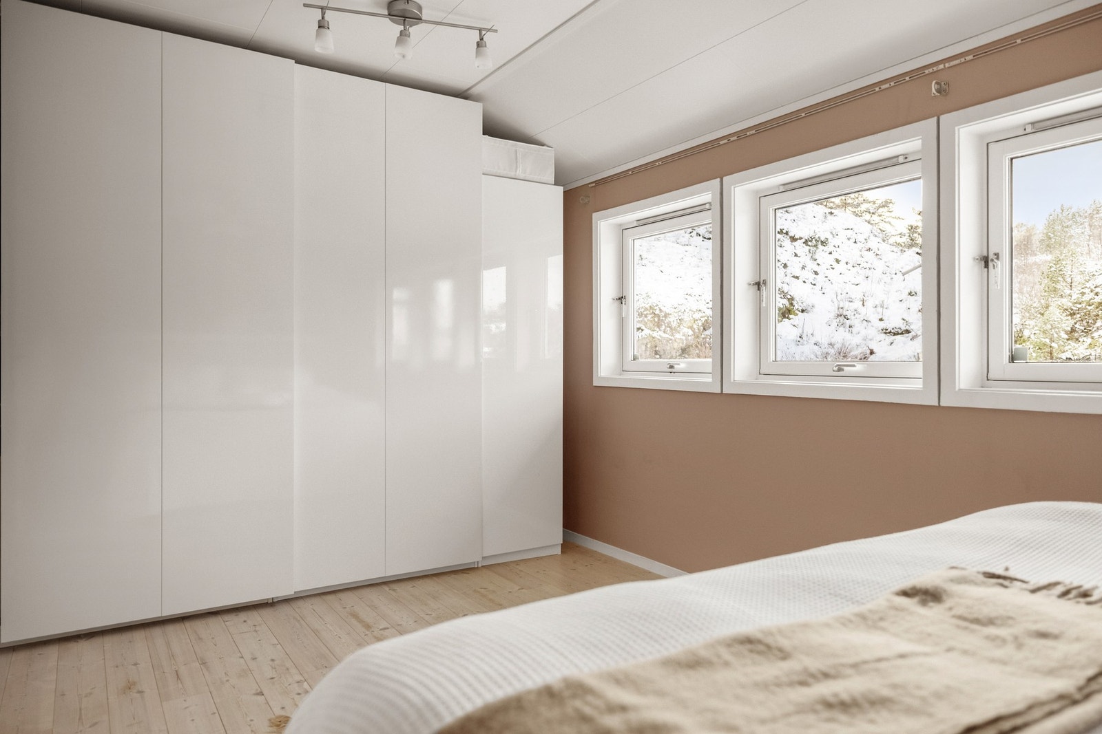 Hyggelig utsyn fra soverommet, ingen innsyn. Galleribilde