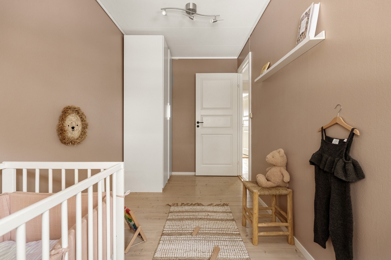 God plass til å innrede med seng og garderobe. Galleribilde