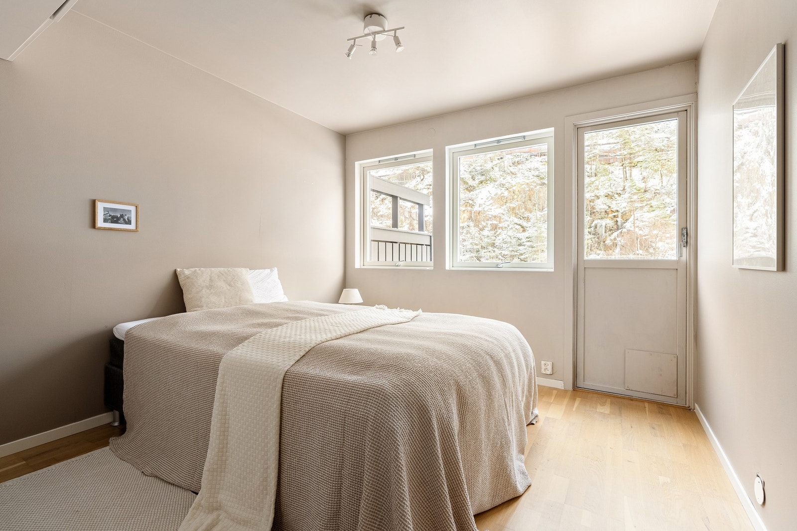 Fra soverommet er det utgang til stor terrasse. Galleribilde