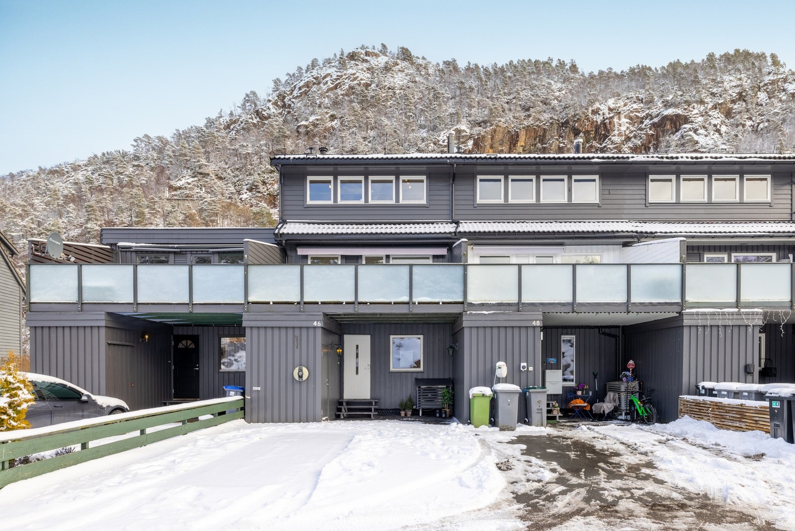 Utenfor huset er det plass til å parkere 2 biler, det er installert elbillader. Galleribilde