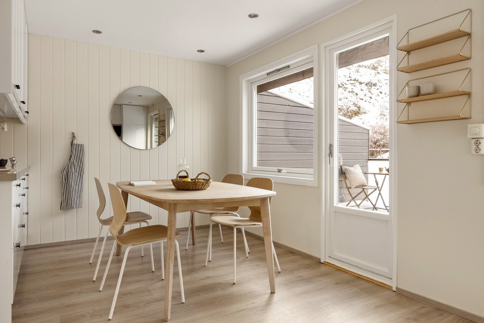 God plass til spisebord på kjøkkenet. Galleribilde