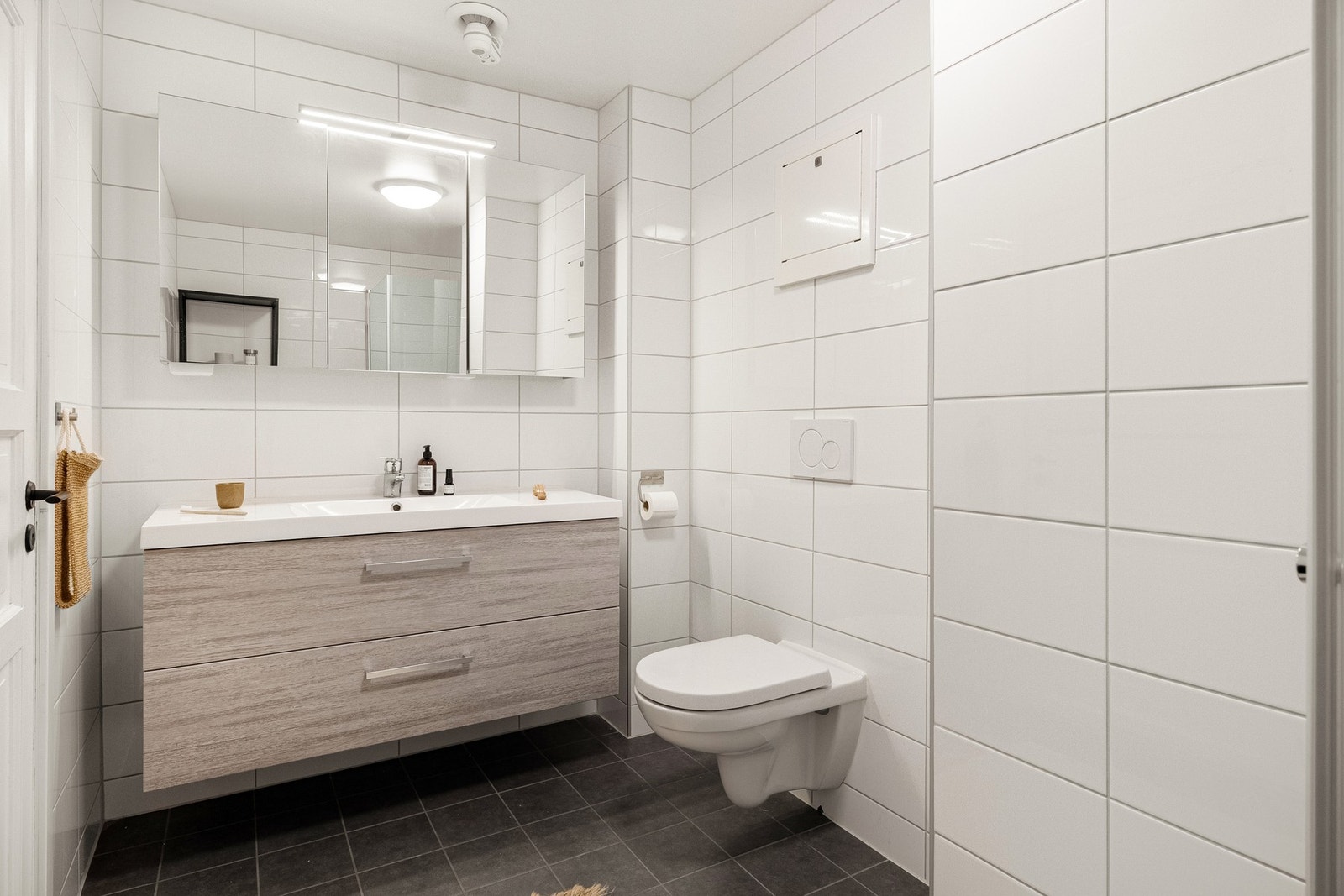 Flott helfliset bad med varme i gulv. Galleribilde