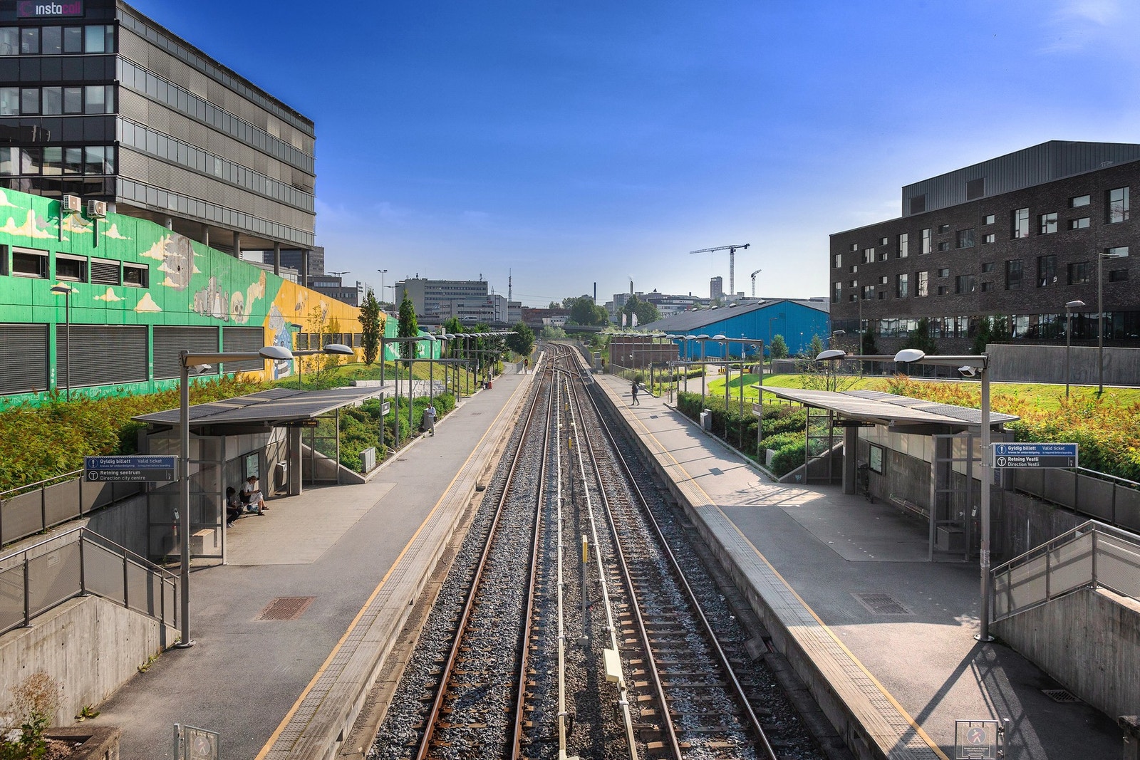 Nærhet til Hasle t-bane (linje 5), buss (rute 21, 28, 60 og flybuss) med kort vei til knutepunktene Carl Berner, Helsfyr. Galleribilde