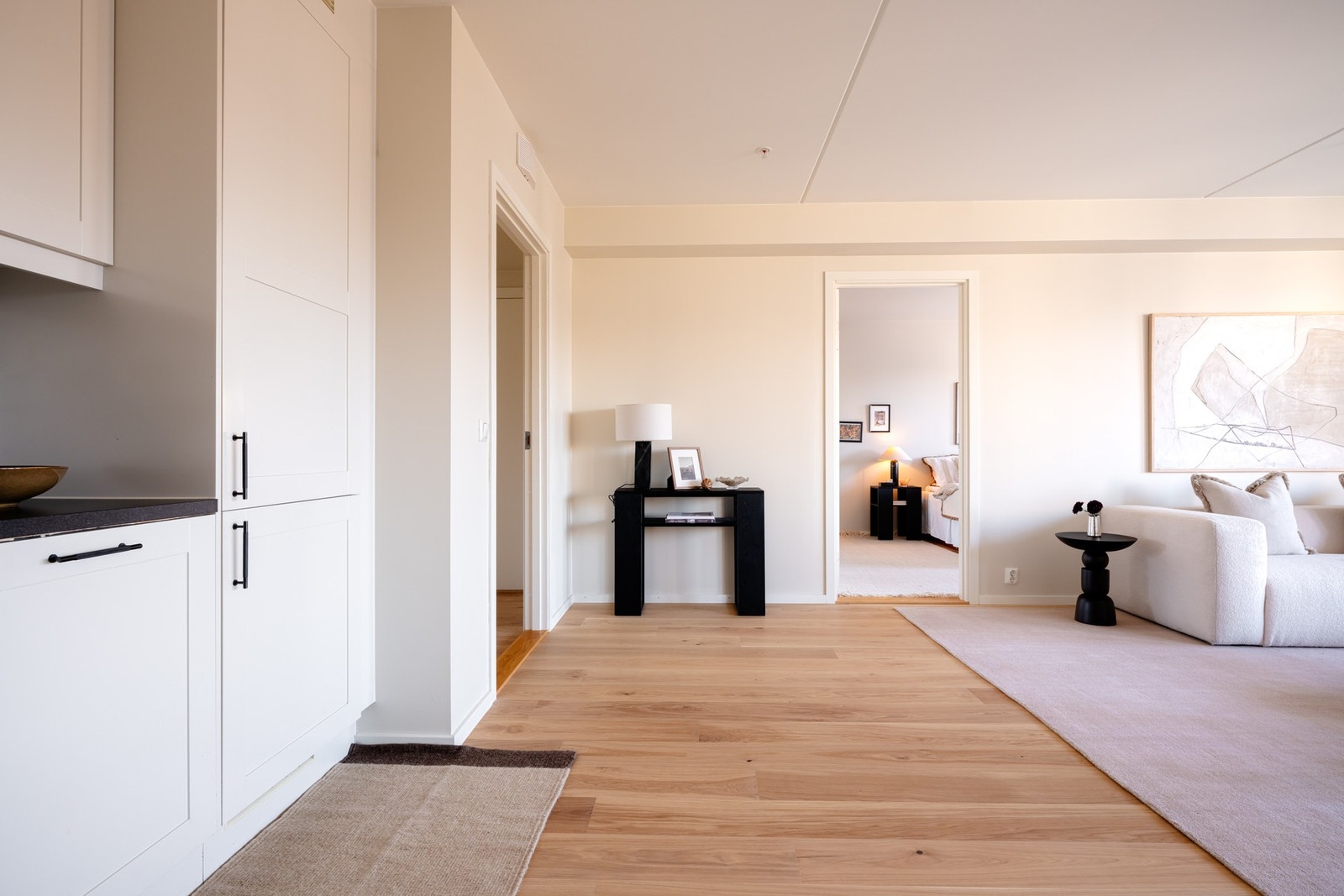 Soverom med tilhørende bod er praktisk plassert i tilknytning til stue og kjøkken. Galleribilde