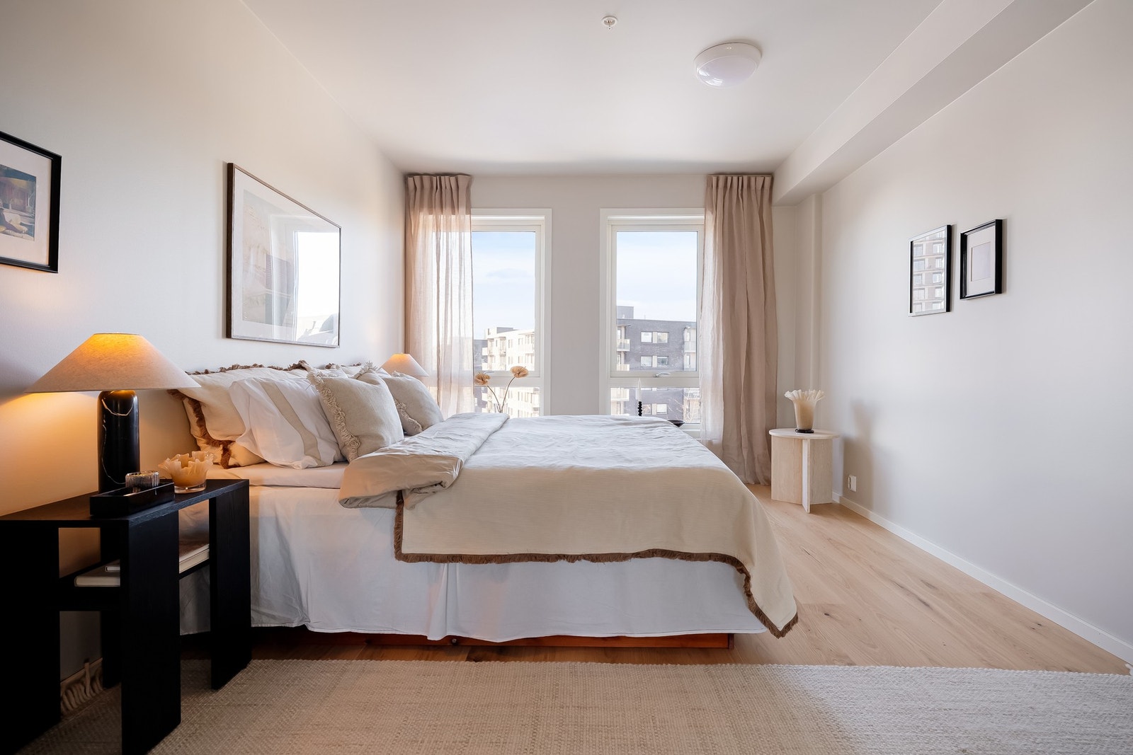 Rolige materialvalg og gjennomgående parkett gir rommet et lunt og behagelig preg. Galleribilde