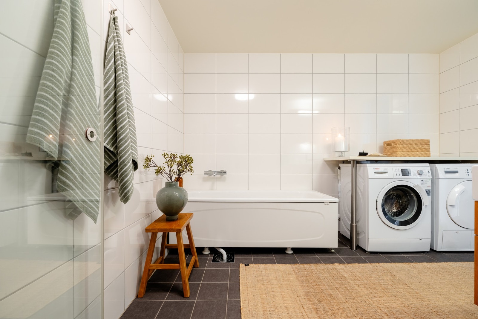 Flislagt gulv med termostatstyrte varmekabler, balansert ventilasjon samt opplegg for vaskemaskin og tørketrommel. Galleribilde