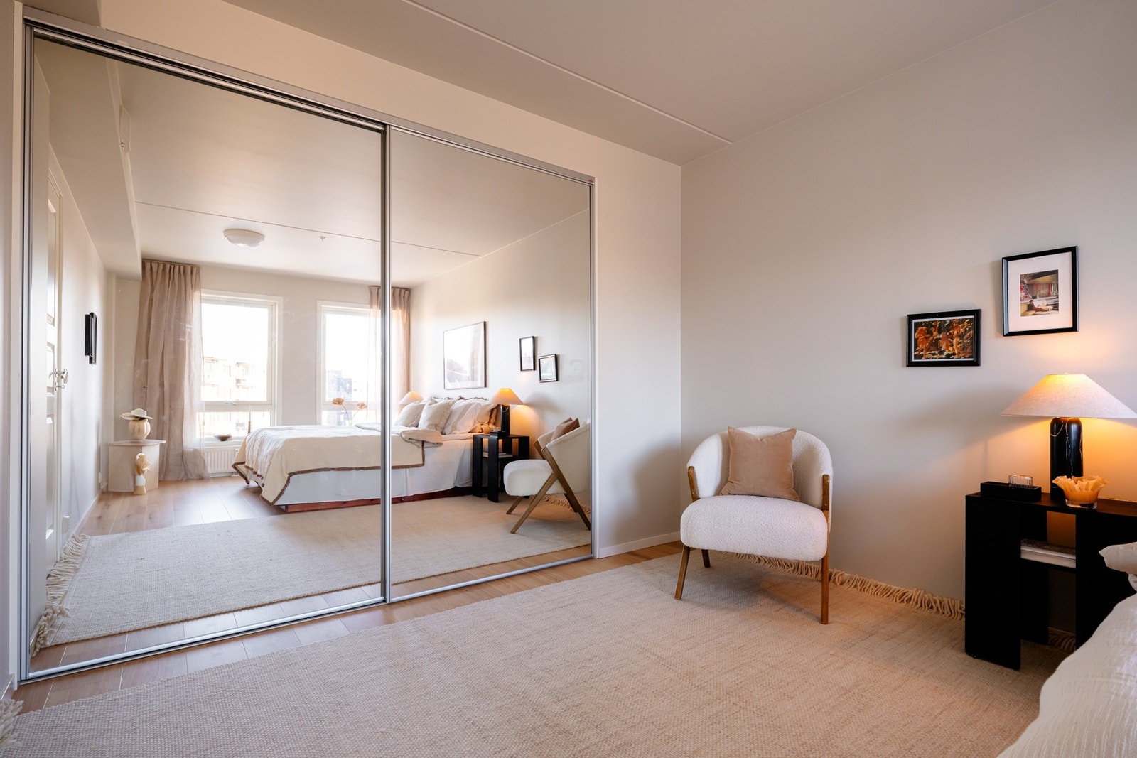 Skyvedører med speilfronter mot tilstøtende bod, hvor sikringsskapet er plassert, gir praktisk oppbevaringsplass. Galleribilde